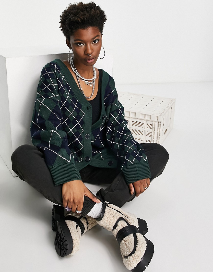 Weekday – Borrowed – Strickjacke aus recyceltem Material in Grün mit Argyle günstig online kaufen