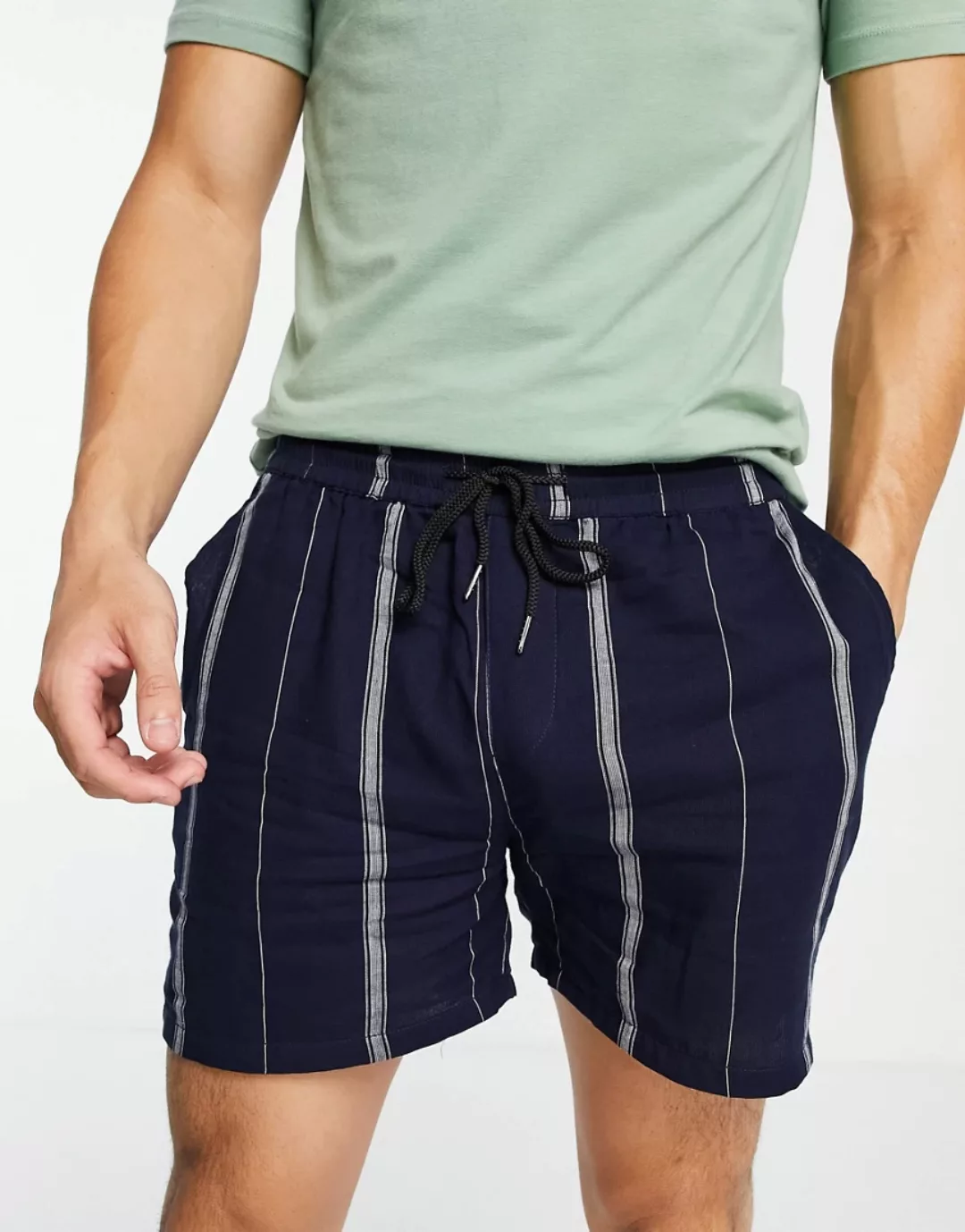 Another Influence – Gestreifte Shorts in Marineblau günstig online kaufen