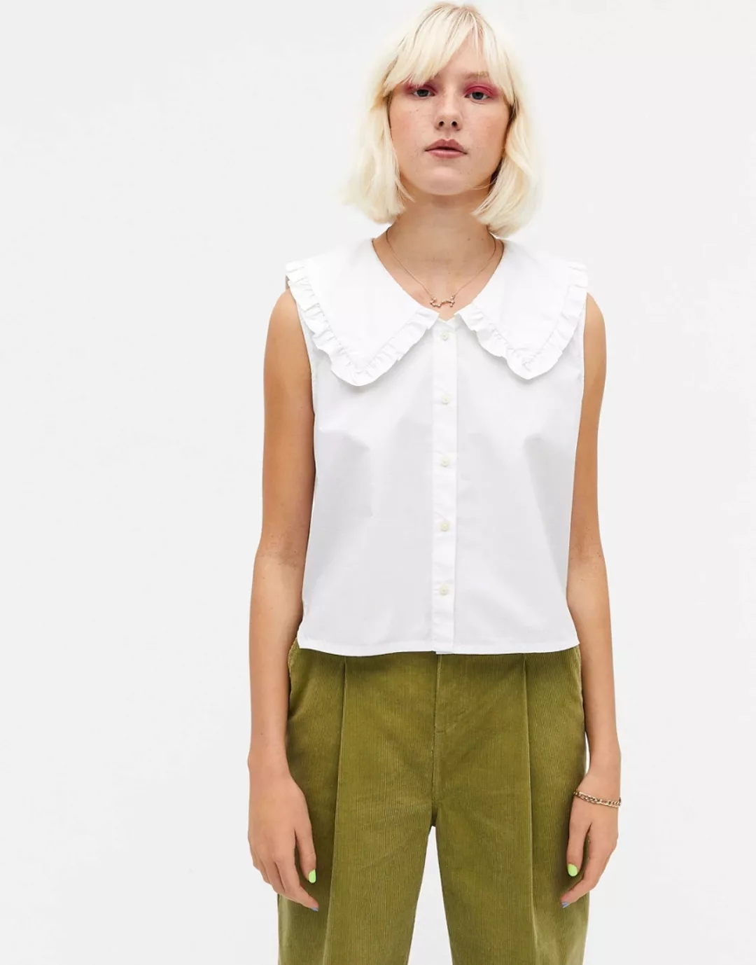 Monki – Mona – Weiße Bluse aus Bio-Baumwoll-Popeline mit Kragen günstig online kaufen