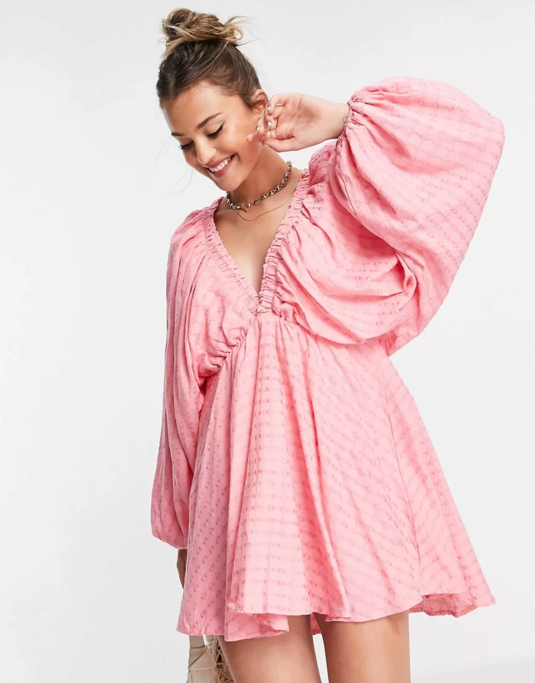 In The Style x Lorna Luxe – Minikleid in Rosa mit besonders tiefem Ausschni günstig online kaufen