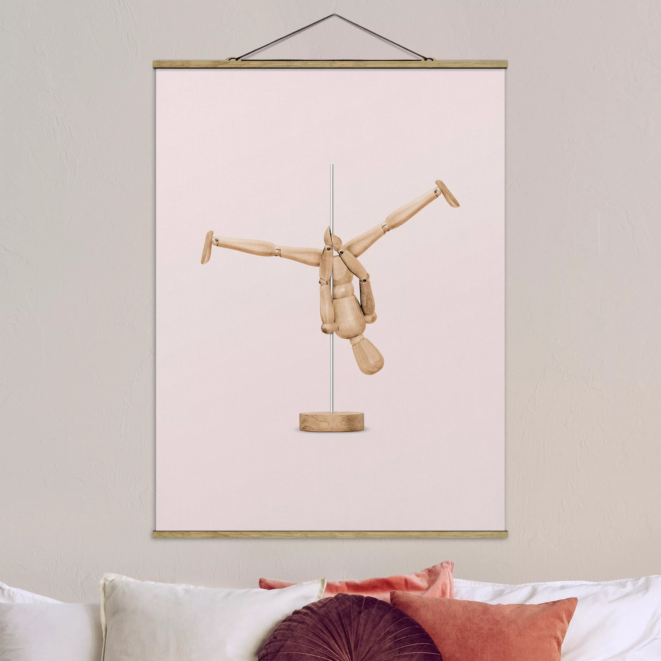 Stoffbild mit Posterleisten - Hochformat Poledance mit Holzfigur günstig online kaufen
