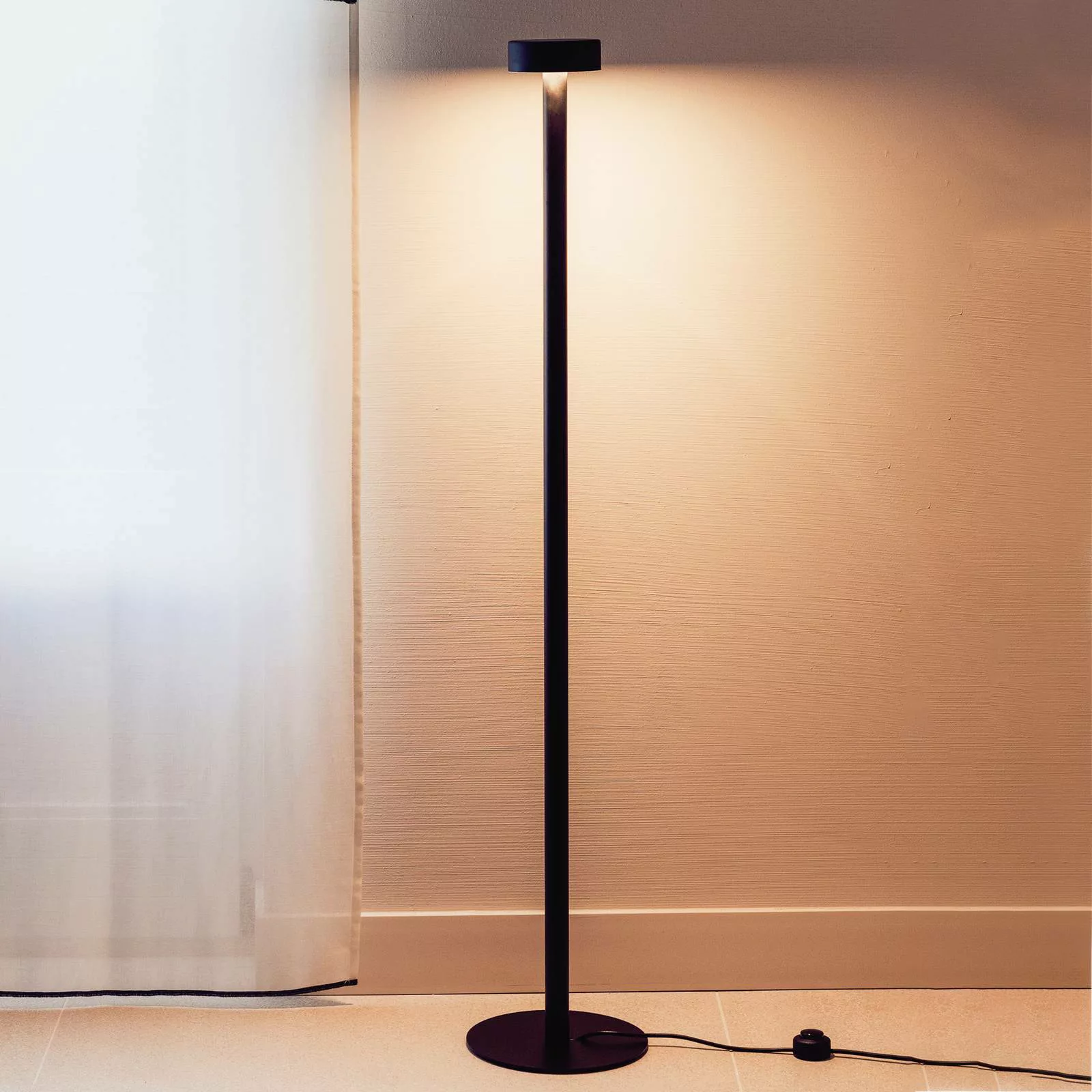 Milan Peak Lane LED-Stehleuchte schwarz 130 cm günstig online kaufen