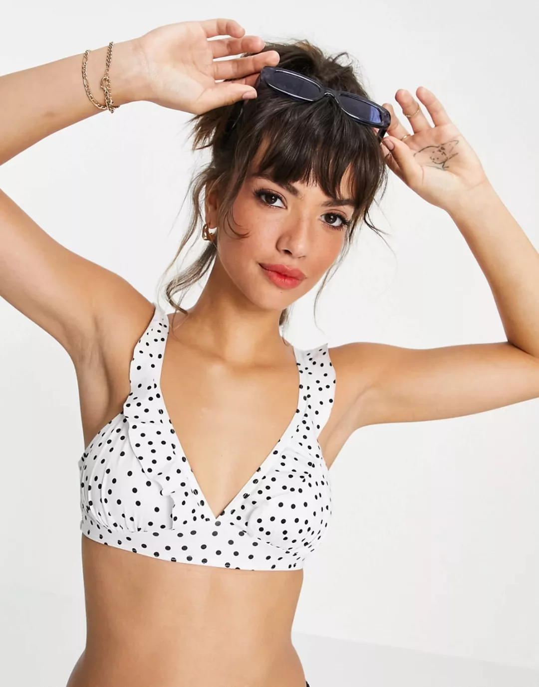 French Connection – Gepunktetes Bikinioberteil mit Rüschen-Weiß günstig online kaufen