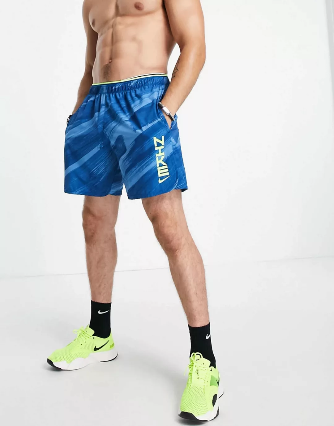 Nike Training – Sport Clash – Shorts mit Muster-Blau günstig online kaufen