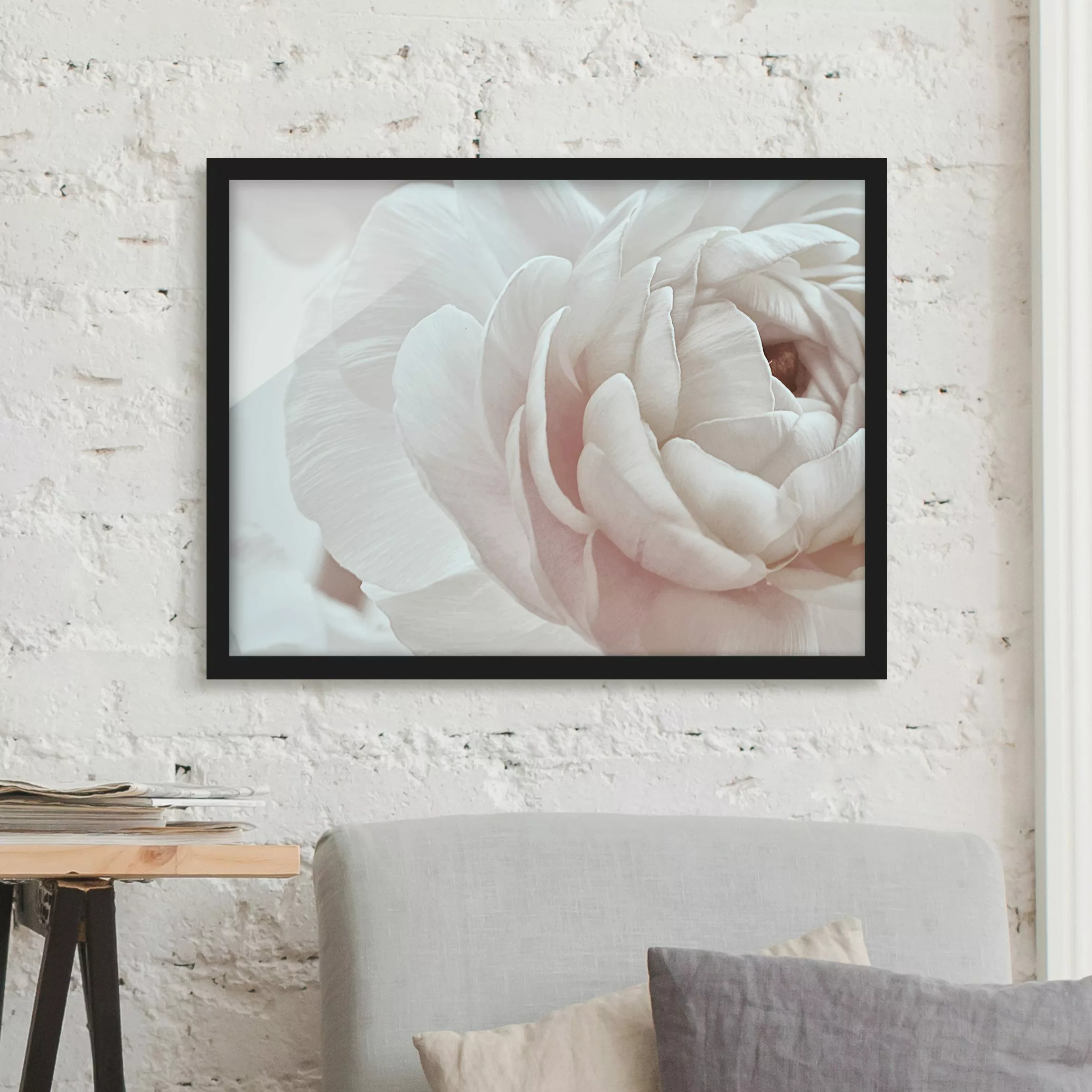 Bild mit Rahmen Weiße Blüte im Blütenmeer günstig online kaufen