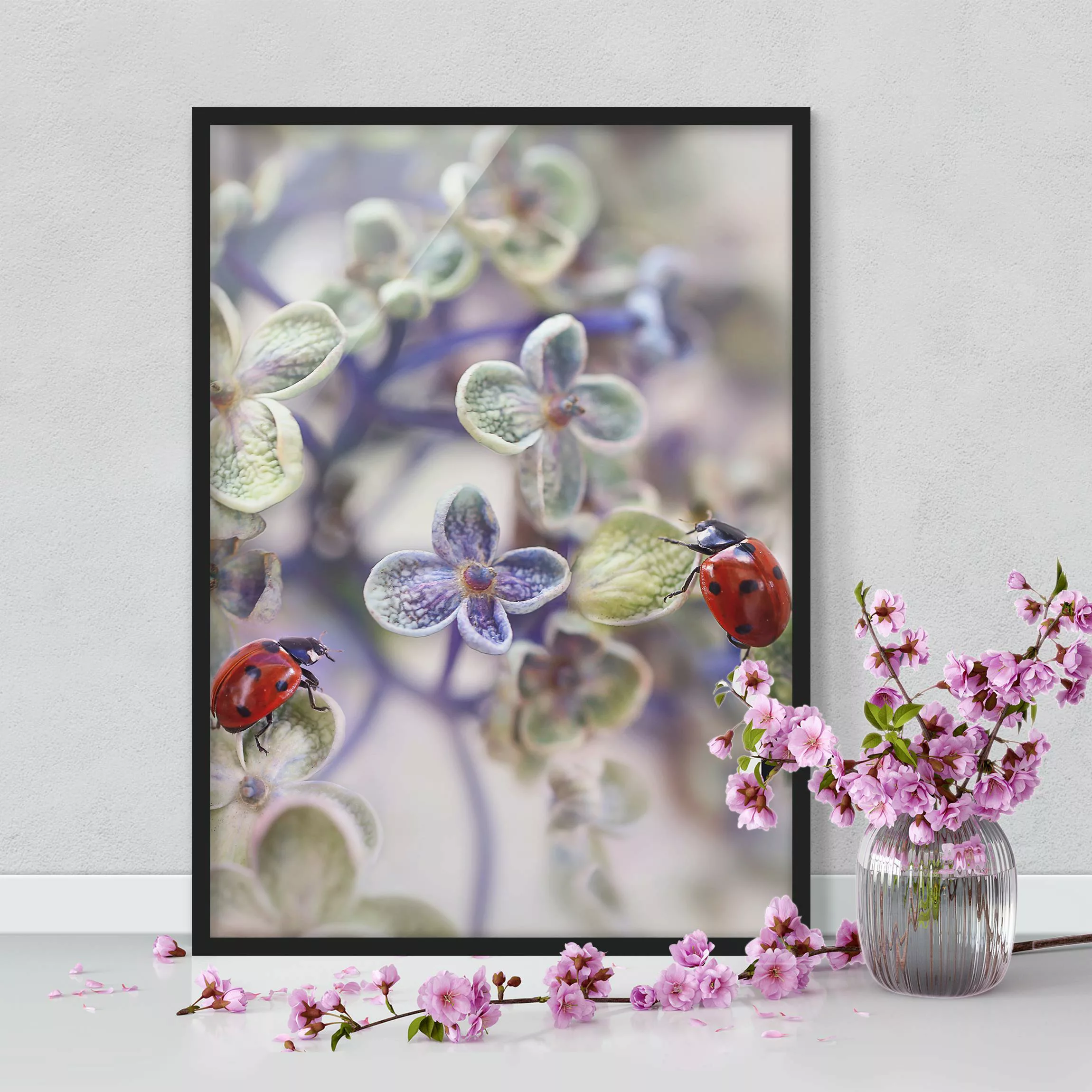 Bild mit Rahmen Blumen - Hochformat Marienkäfer im Garten günstig online kaufen