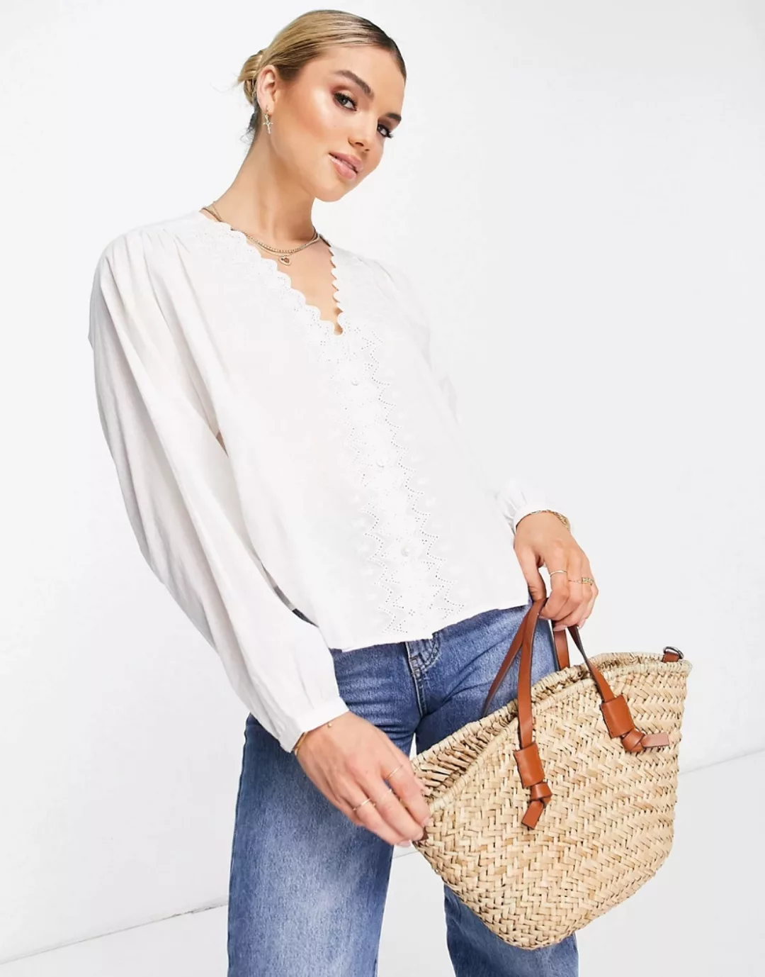Mango – Bestickte Bluse in Weiß mit Bogenkante am Ausschnitt günstig online kaufen