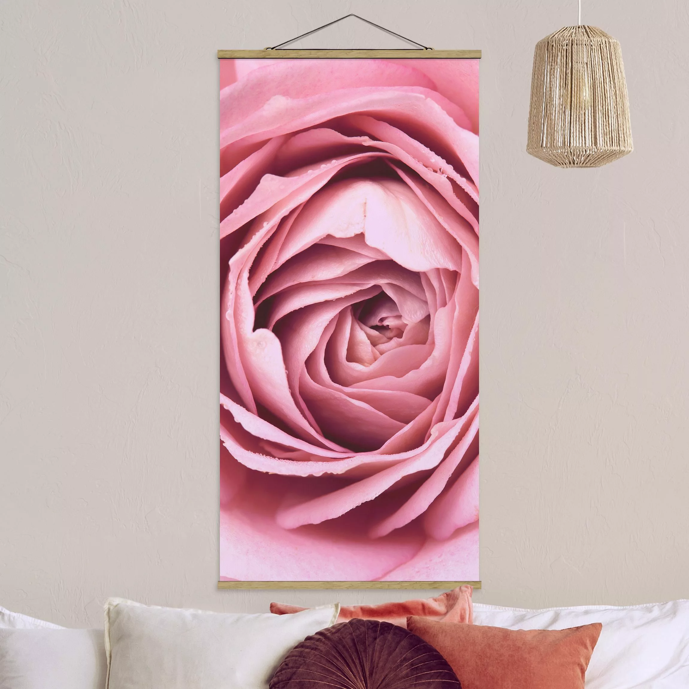 Stoffbild Blumen mit Posterleisten - Hochformat Rosa Rosenblüte günstig online kaufen