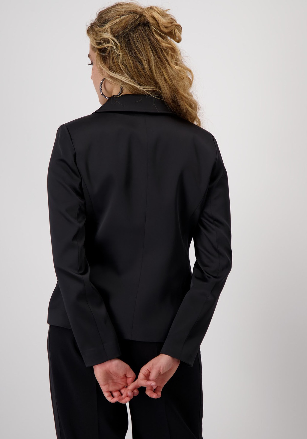 Monari Jerseyblazer "Blazer Satin", verlängerte Vorderseite, Satin, Reversk günstig online kaufen