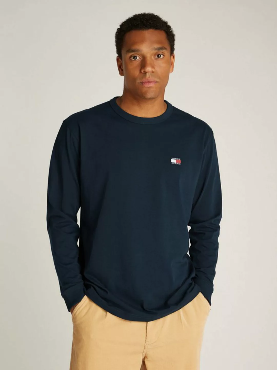 Tommy Jeans Langarmshirt TJM REG BADGE LS TEE mit Tommy Jeans Stickerei günstig online kaufen