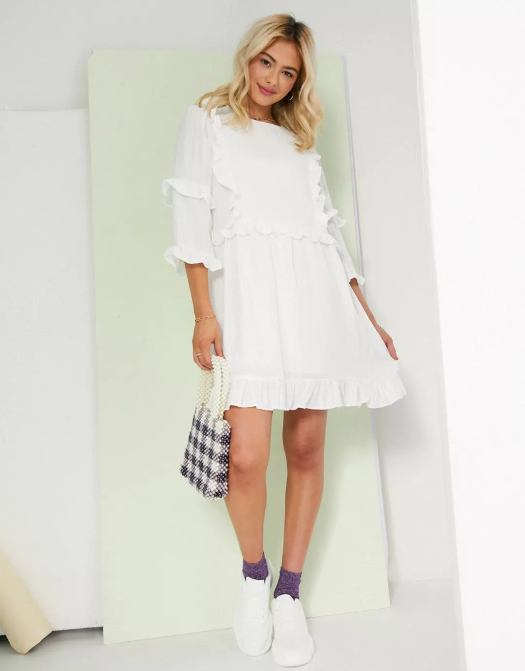 In The Style x Lorna Luxe – Weißes Skater-Kleid mit Rüschendetail günstig online kaufen