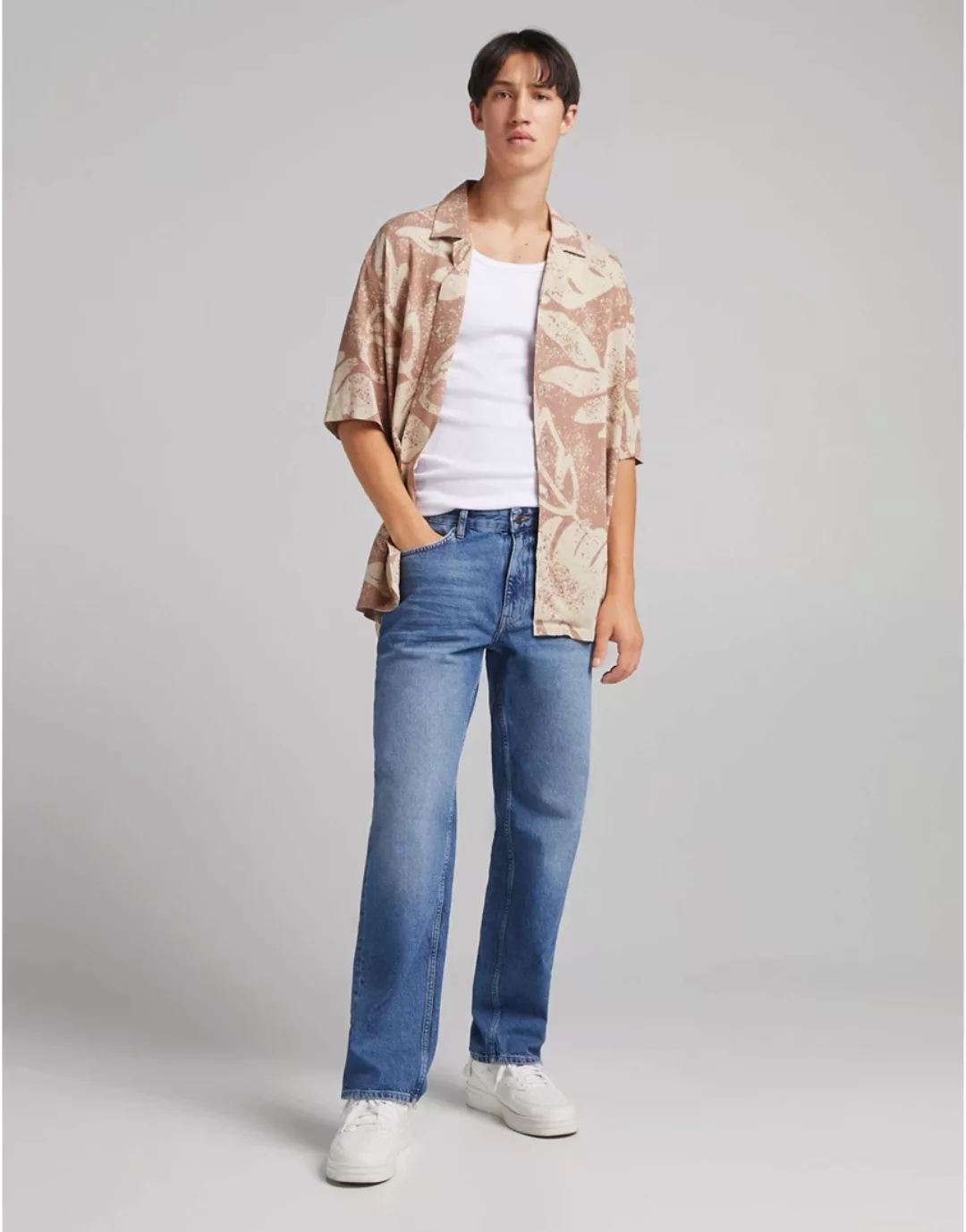 Bershka – Jeans mit lockerem 90er-Jahre-Schnitt in Blau günstig online kaufen