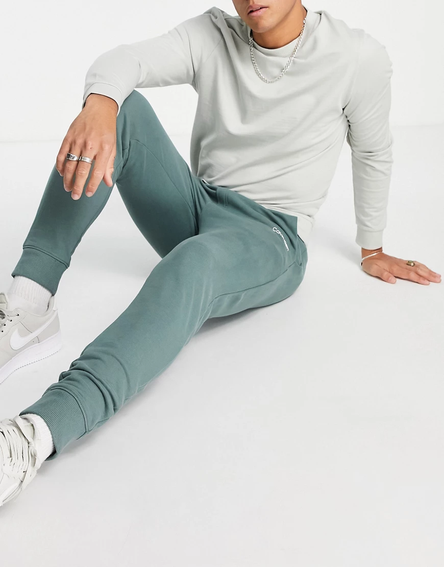 Calvin Klein – Jogginghose mit kleinem Logo und Bündchen in Salbeigrün günstig online kaufen