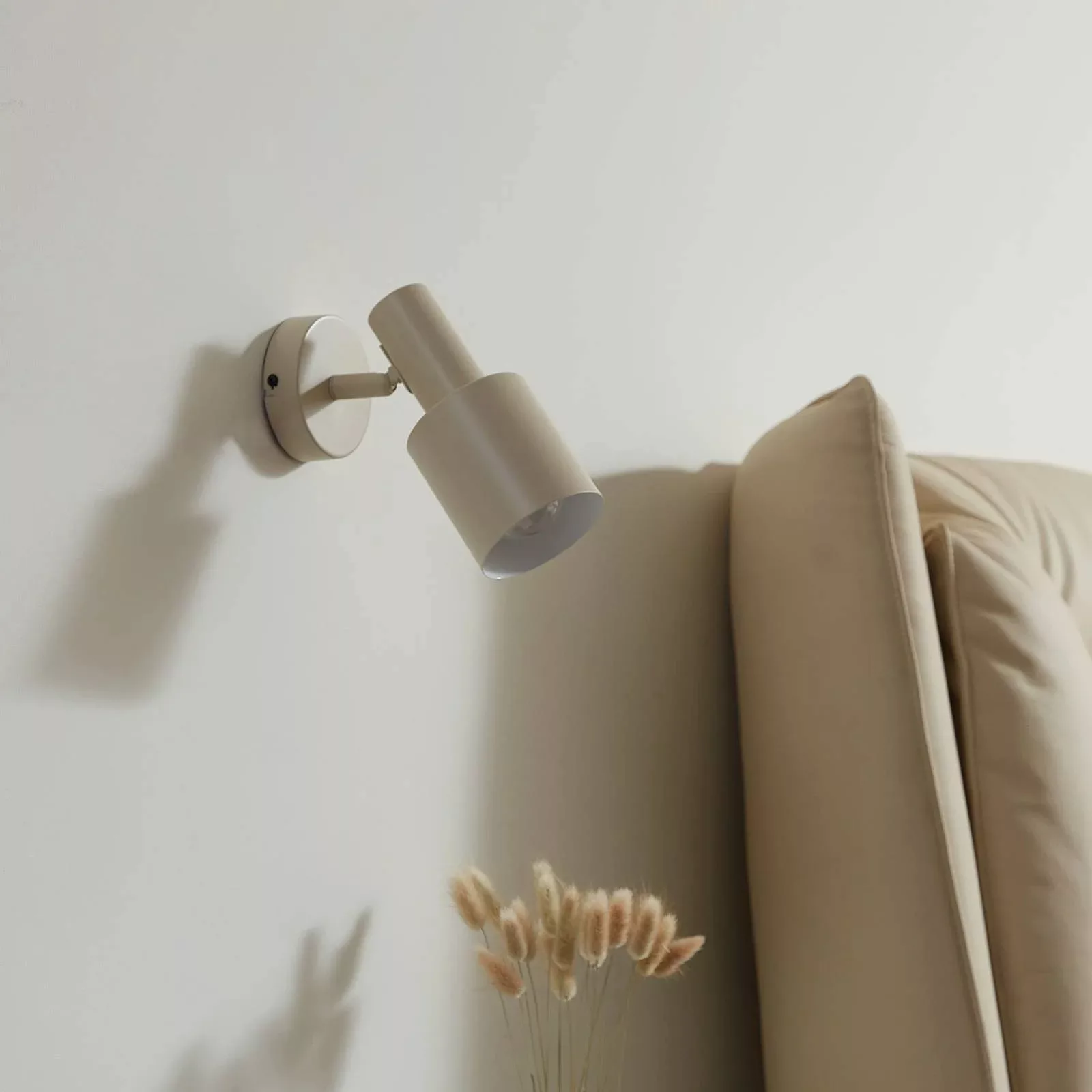 Lindby Wandstrahler Ovelia, beige, Metall, E27 günstig online kaufen