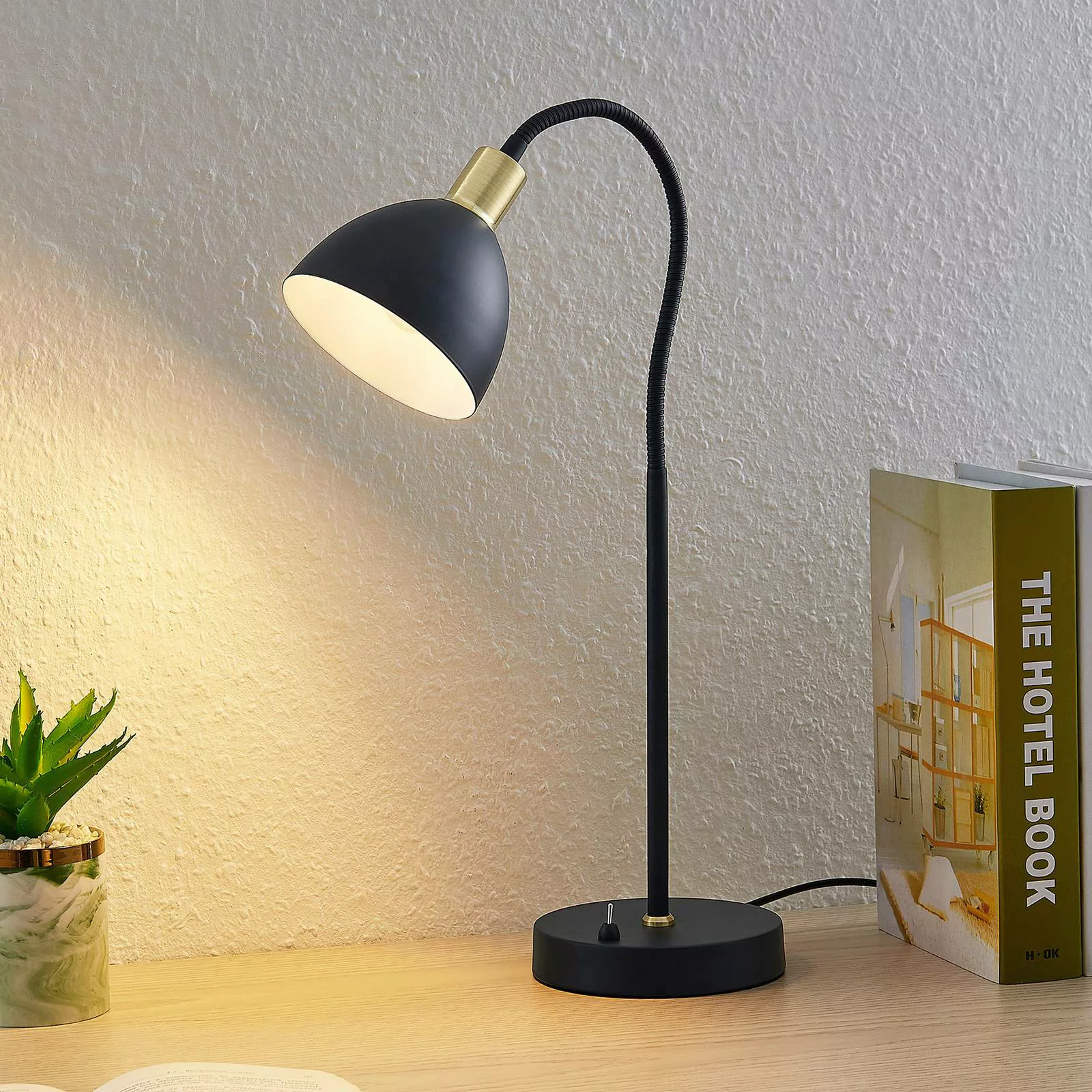 Lindby Genora Tischlampe in Schwarz günstig online kaufen