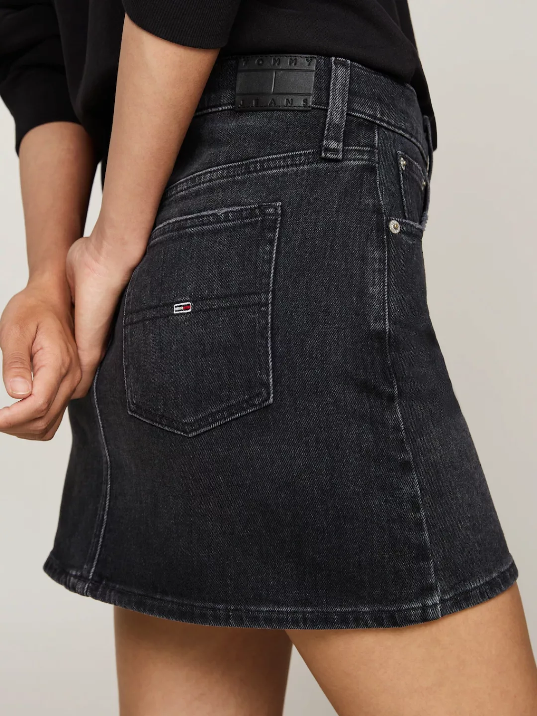 Tommy Jeans Jeansrock "IZZIE MR MN SKIRT DH6182", im Used-Look, im 5-Pocket günstig online kaufen