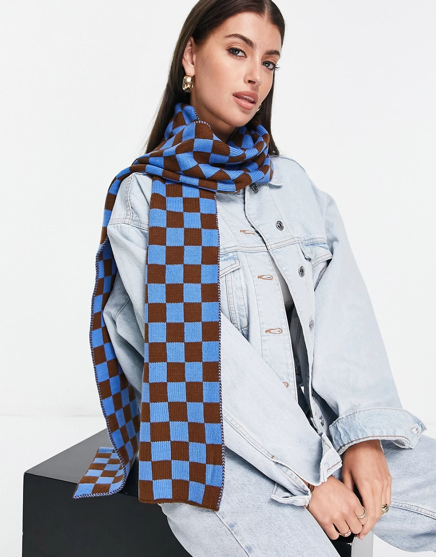 ASOS DESIGN – Schal aus Jacquard-Strick mit Schachbrettmuster in Blau und B günstig online kaufen
