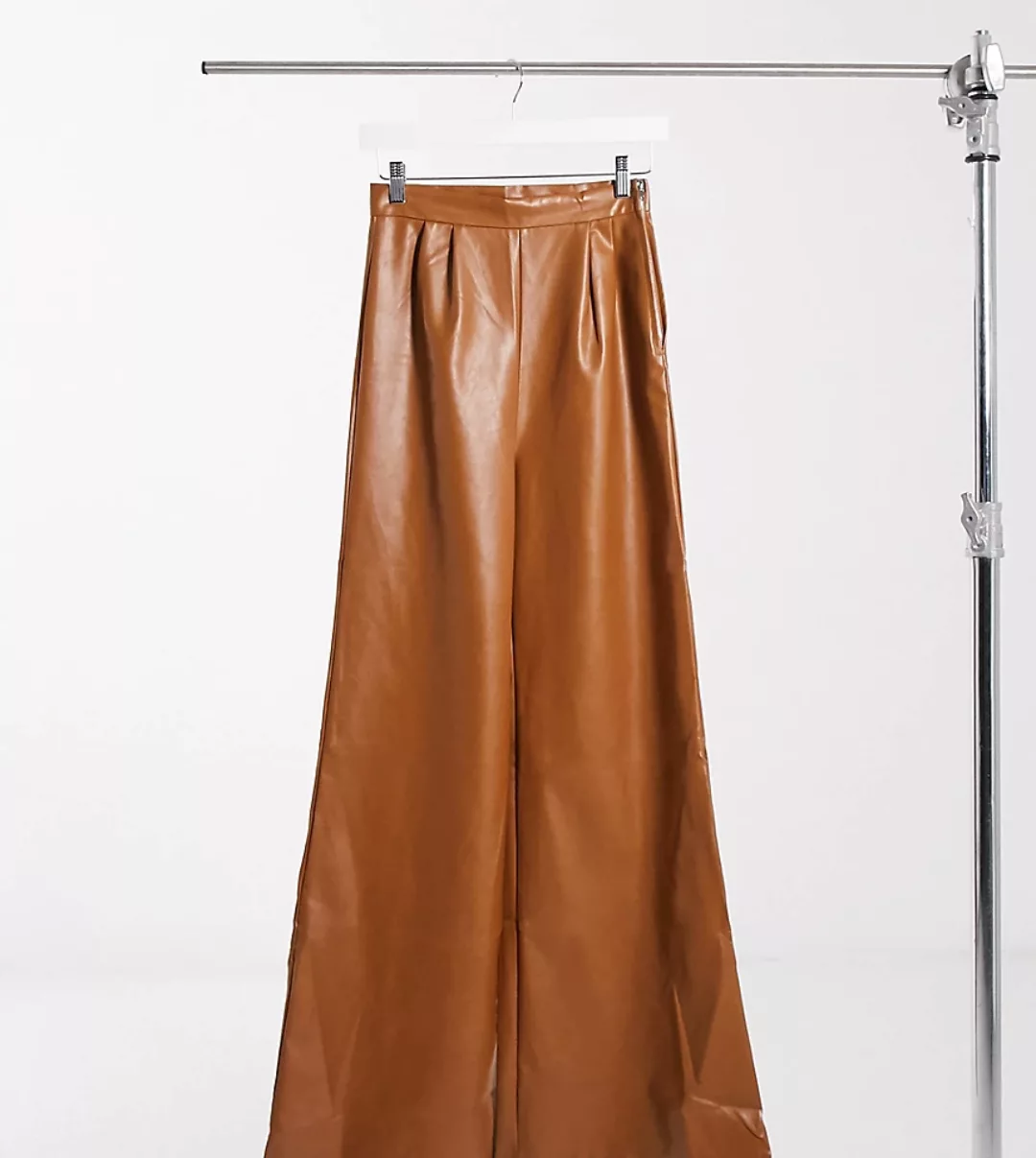 NaaNaa Tall – Weit geschnittene Hose aus hellbraunem Kunstleder günstig online kaufen