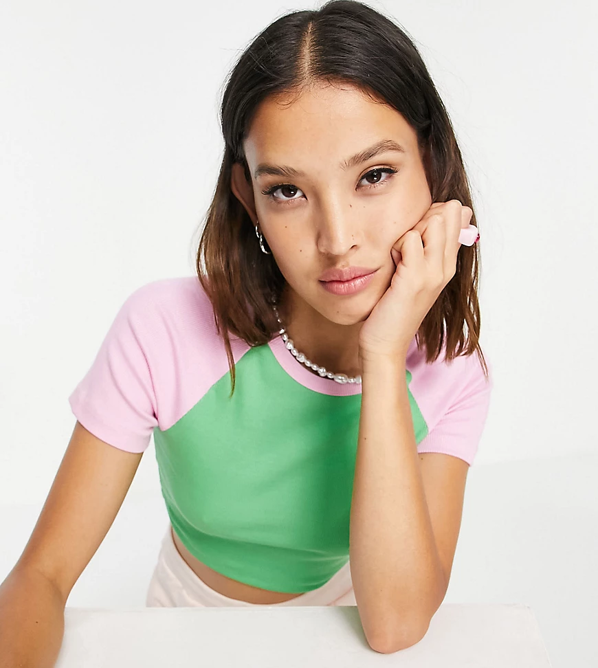 COLLUSION – Figurbetontes, kurzärmliges T-Shirt in Rosa und Grün mit Raglan günstig online kaufen