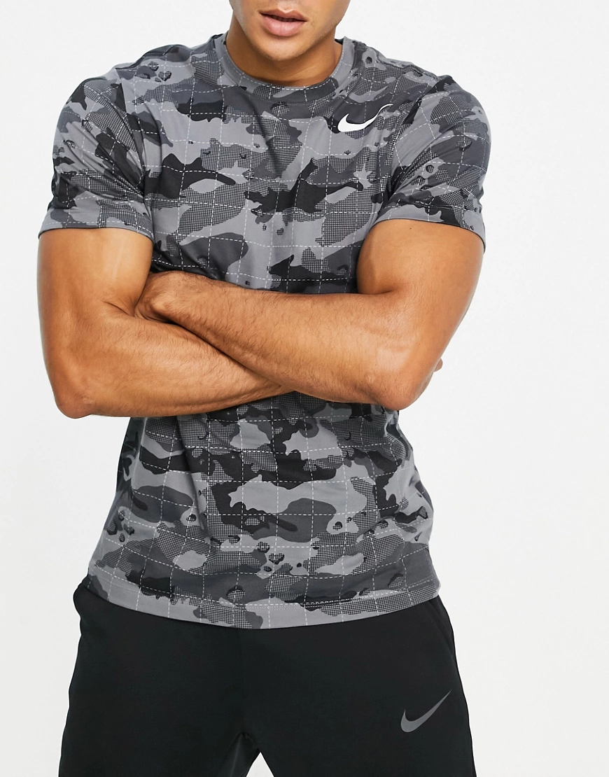 Nike Training – Dri-FIT – T-Shirt in Schwarz mit durchgehendem Military-Mus günstig online kaufen