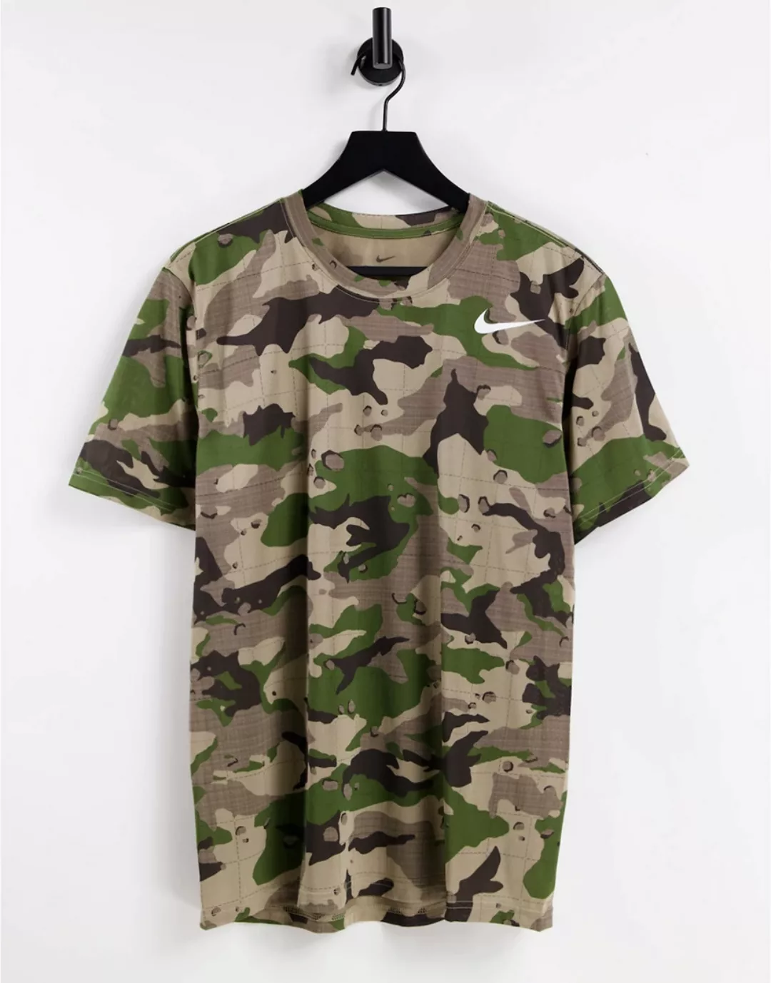 Nike Training – T-Shirt in Khaki mit durchgehendem Military-Muster-Grün günstig online kaufen