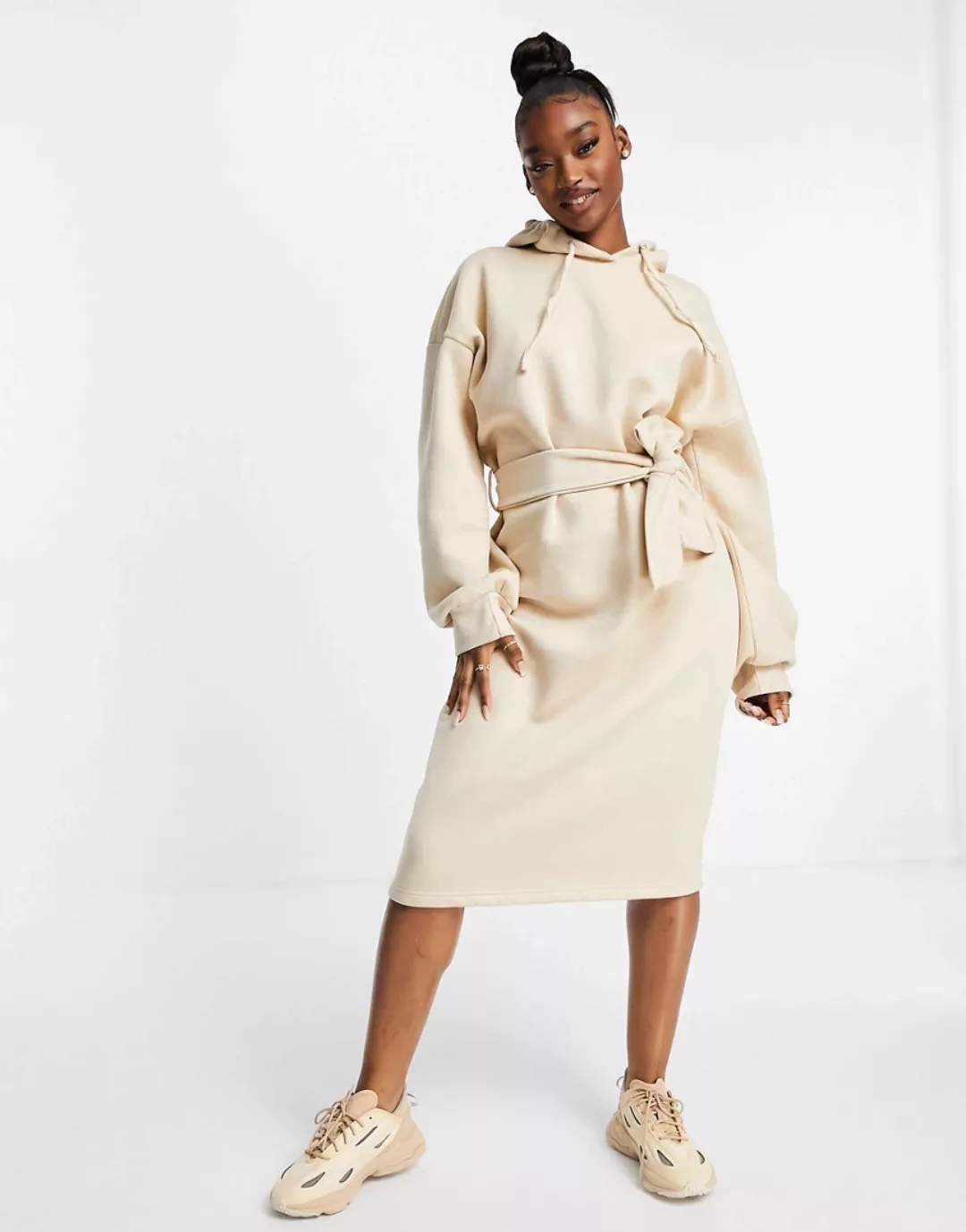 Missguided – Oversized Midi-Pulloverkleid mit Kapuze in Sand-Neutral günstig online kaufen