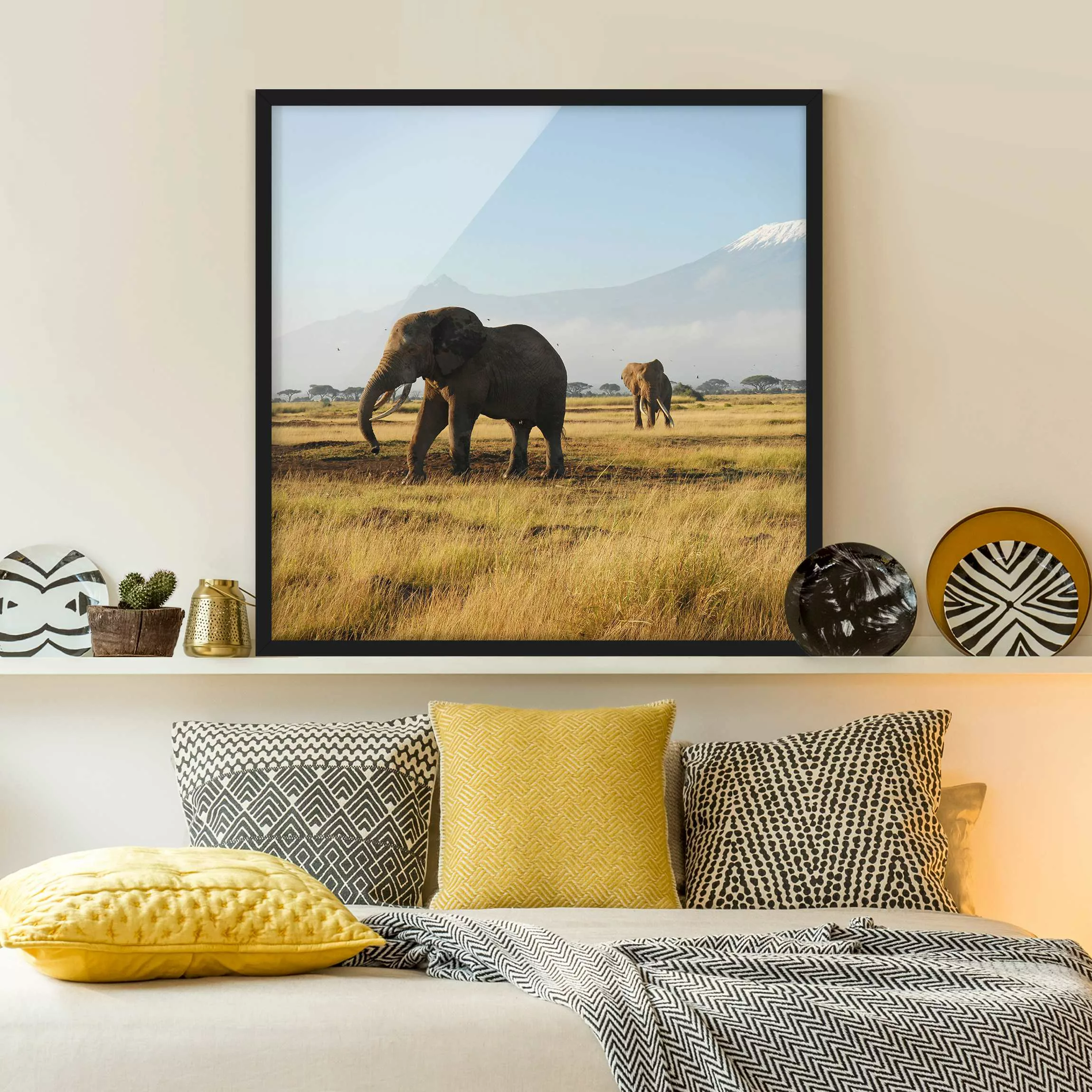 Bild mit Rahmen Tiere - Quadrat Elefanten vor dem Kilimanjaro in Kenya günstig online kaufen