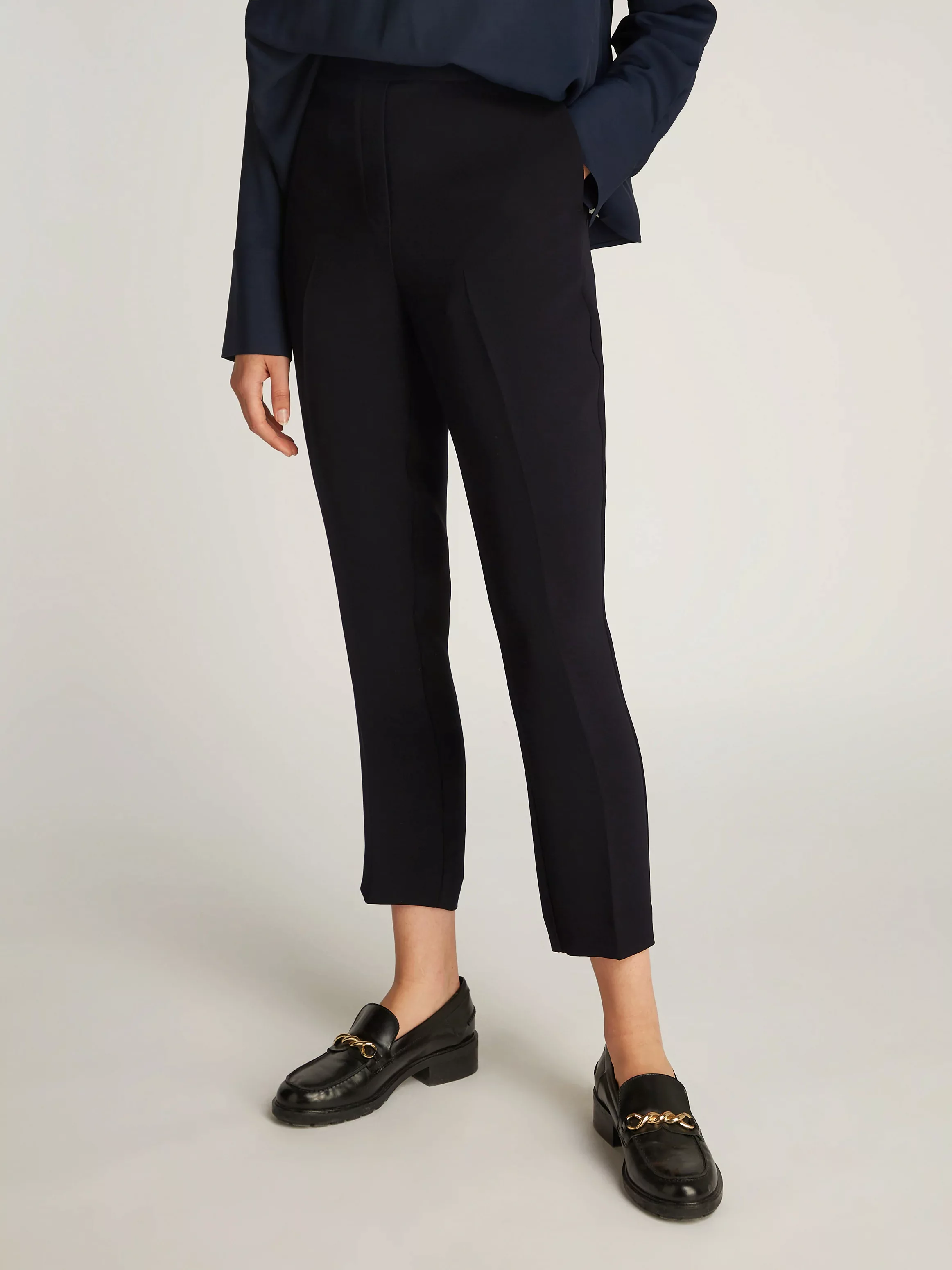 Tommy Hilfiger Webhose "CREPE SLIM PULL ON PANT", mit Metalllabel, Bügelfal günstig online kaufen