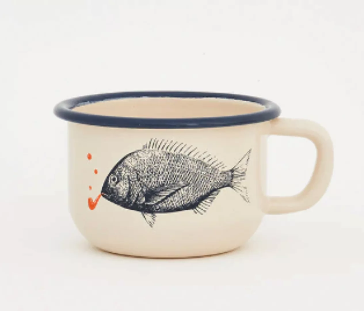 Breite Kaffeetasse aus emailliertem Metall mit Fischen günstig online kaufen