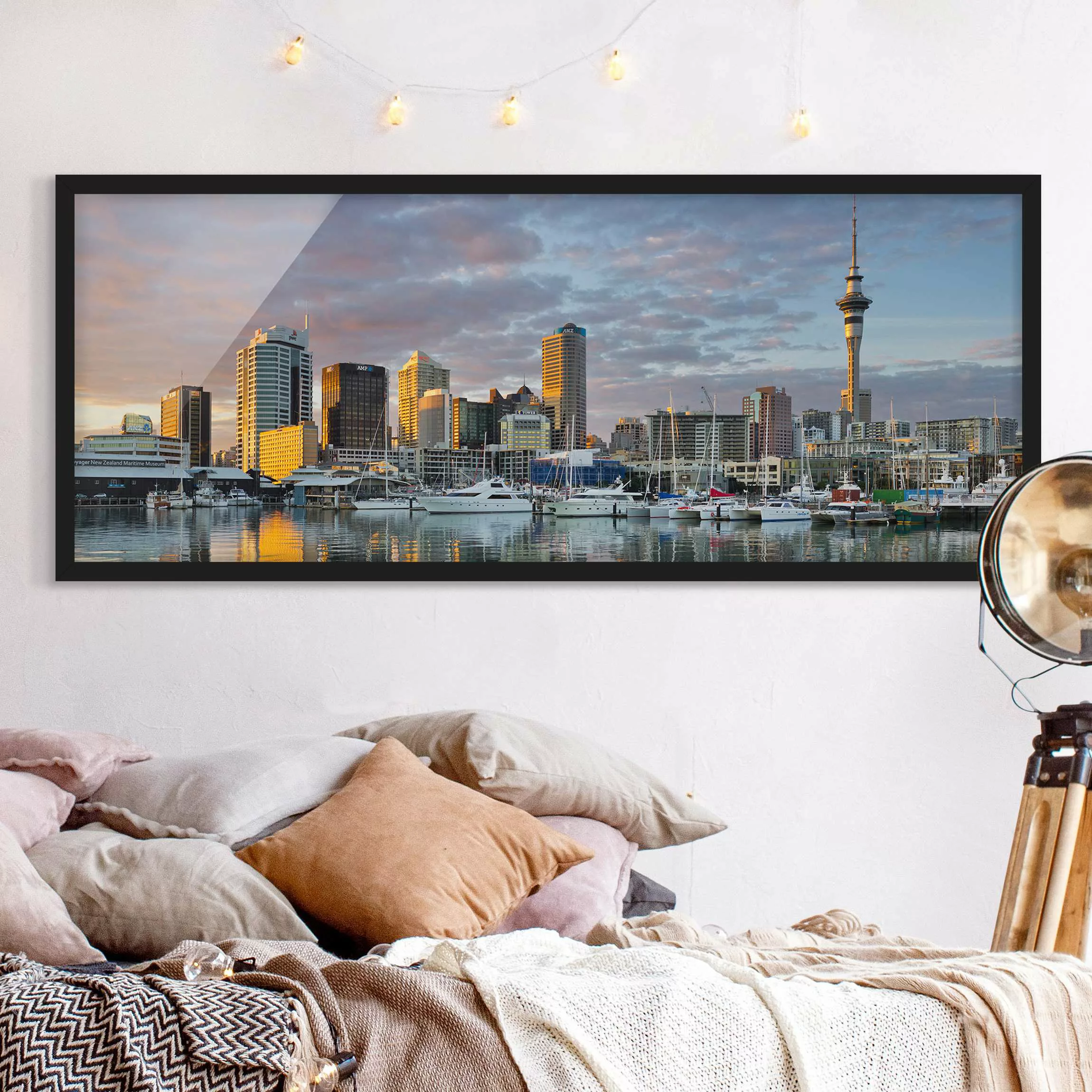 Bild mit Rahmen - Panorama Auckland Skyline Sonnenuntergang günstig online kaufen