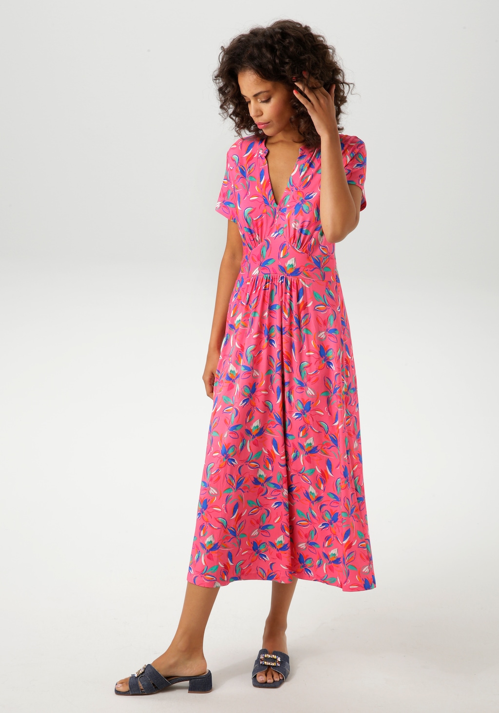Aniston CASUAL Sommerkleid, mit kunstvollen Blüten und Blättern bedruckt günstig online kaufen