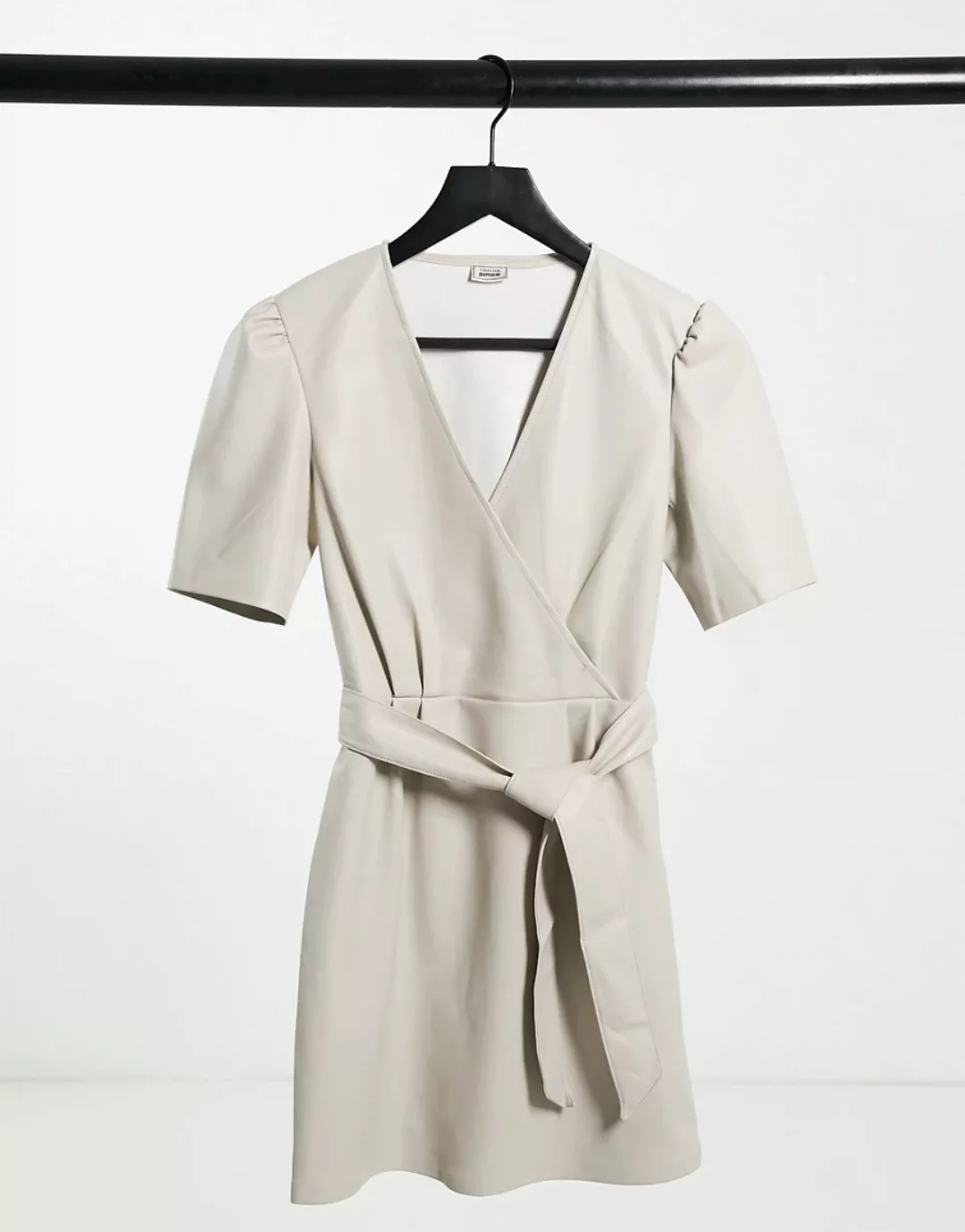 Pimkie – Miniwickelkleid aus Kunstleder in Ecru-Weiß günstig online kaufen
