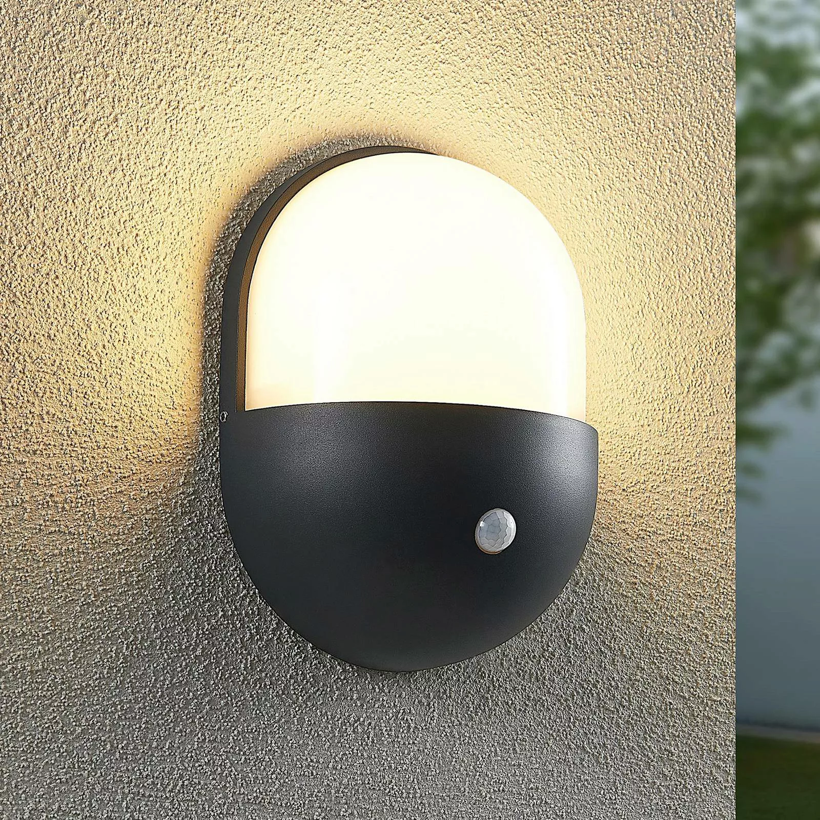 Lindby Dianko LED-Außenwandleuchte, rund, Sensor günstig online kaufen