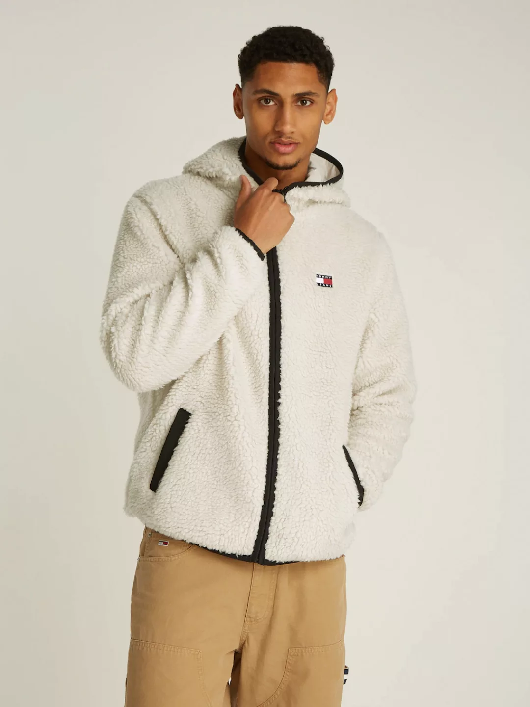 Tommy Jeans Sweatjacke "TJM REG BADGE TEDDY ZIP TRU EXT", mit Logopatch günstig online kaufen