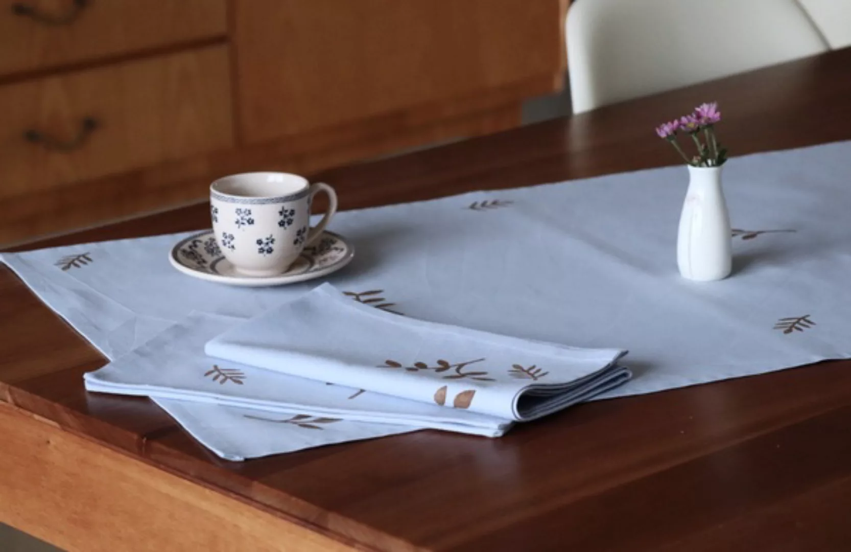 Tischläufer "Braune Blumen" Handbedruckt günstig online kaufen