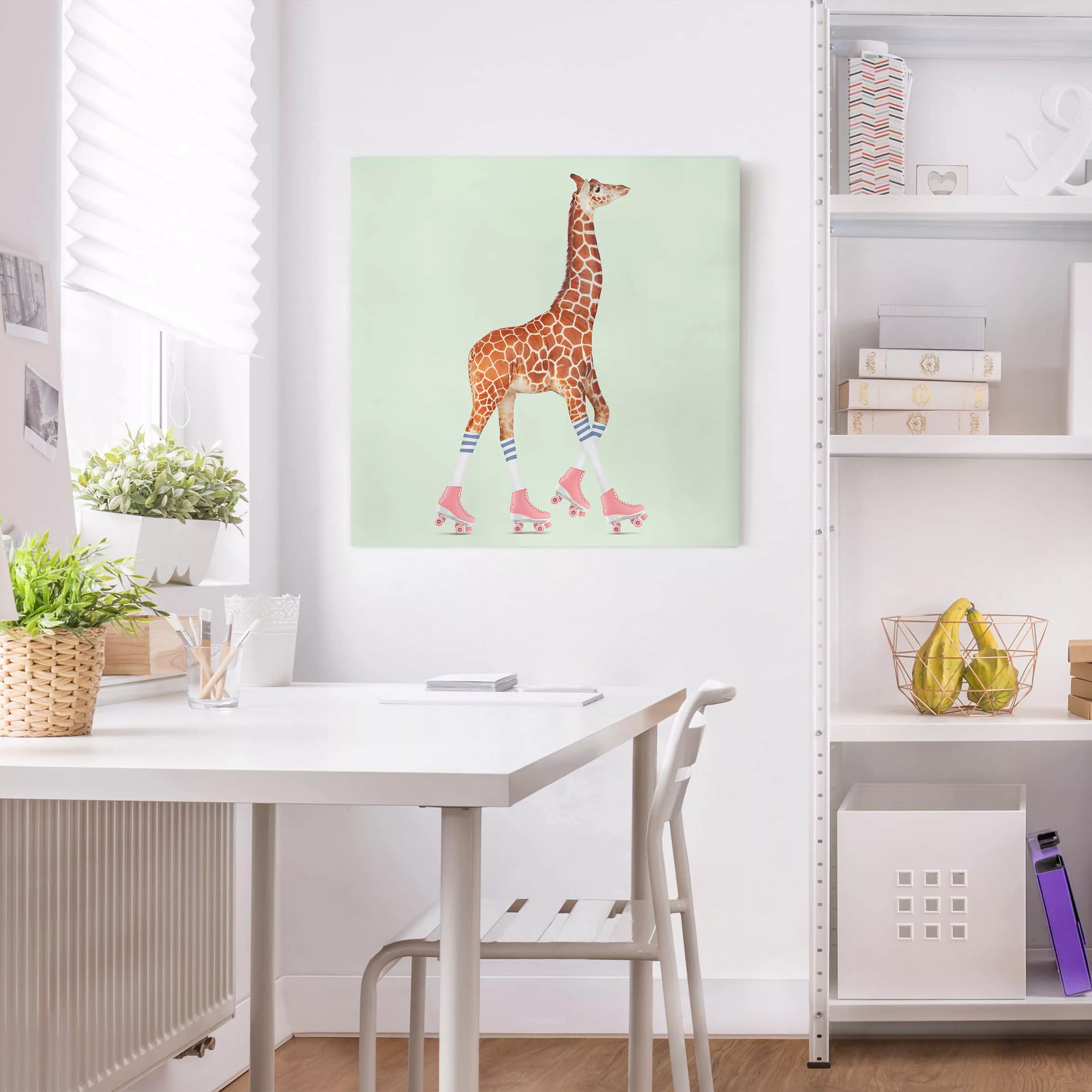 Leinwandbild Kinderzimmer - Quadrat Giraffe mit Rollschuhen günstig online kaufen