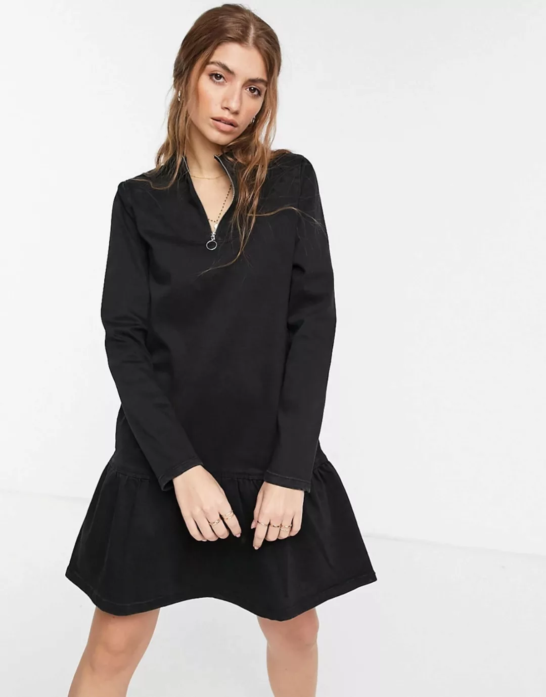 Pieces – Schwarzes Jeanskleid mit Schößchen und kurzem Reißverschluss günstig online kaufen