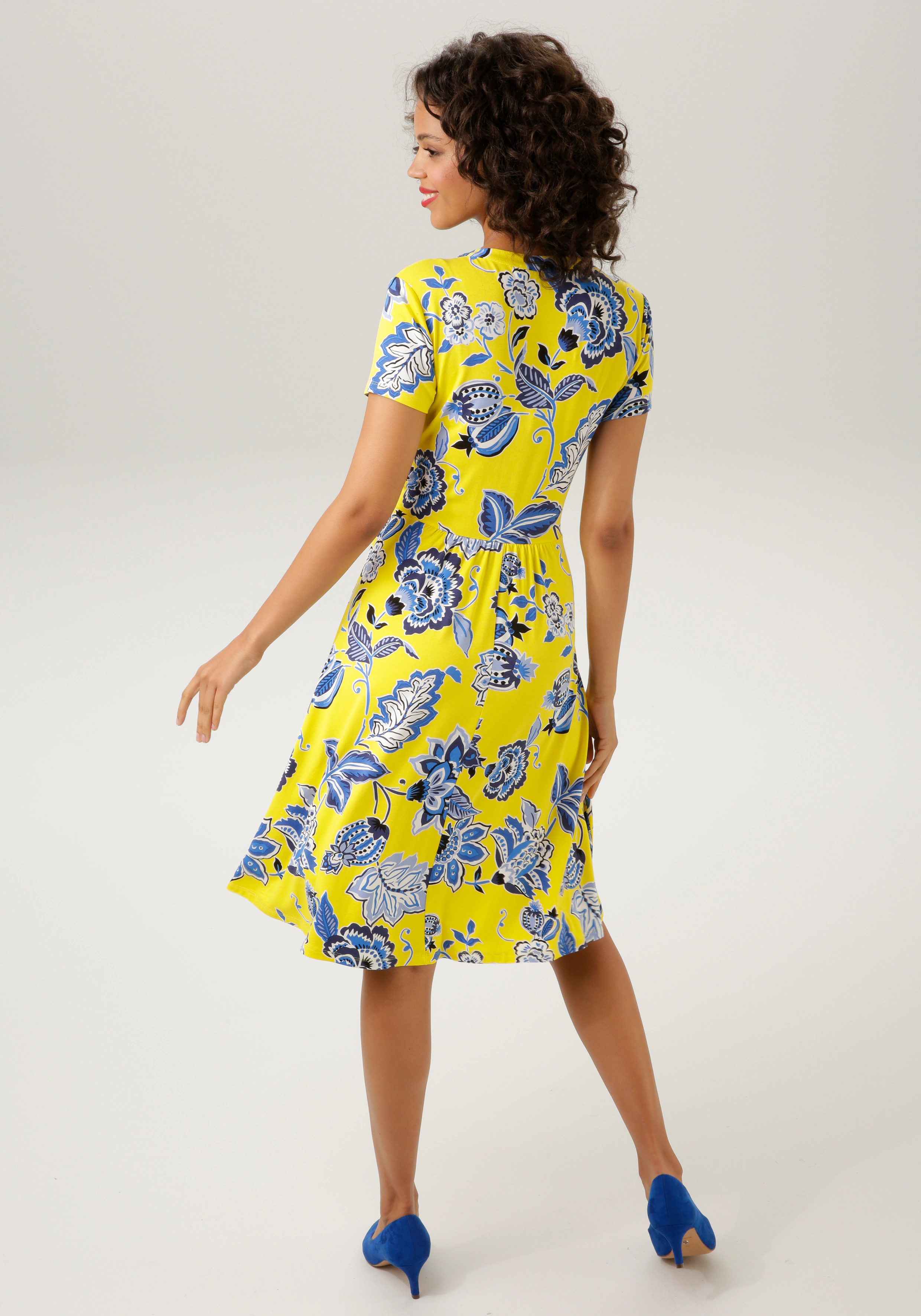 Aniston CASUAL Sommerkleid, mit großflächigem Blumendruck- jedes Teil ein U günstig online kaufen