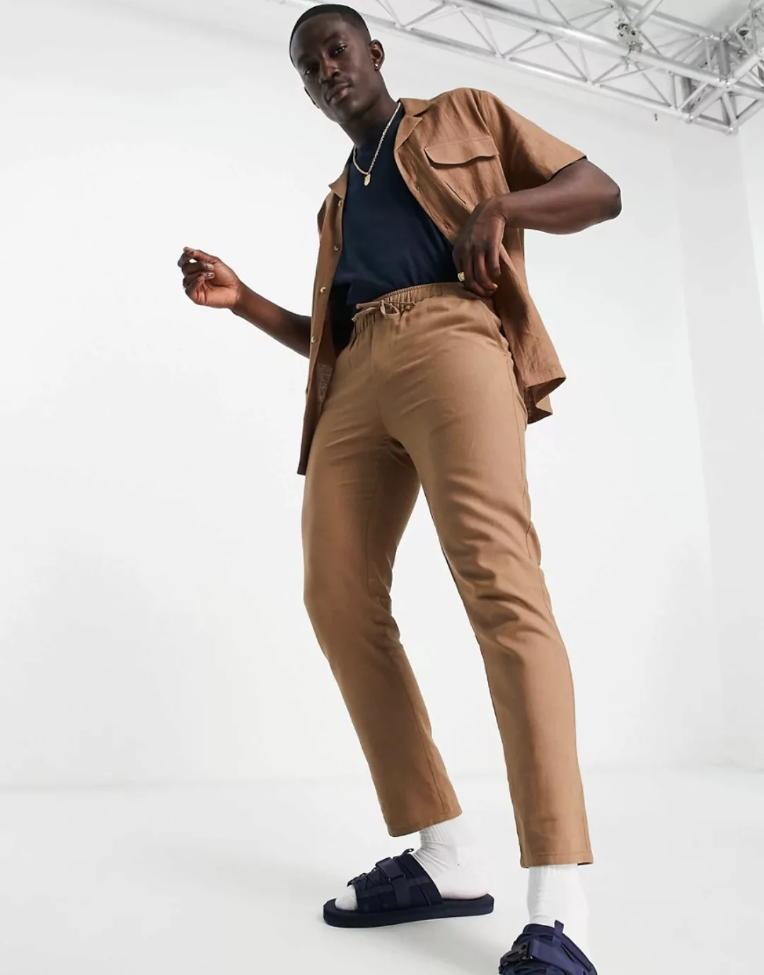 ASOS DESIGN – Schmal geschnittene Hose aus einer Leinenmischung in Braun mi günstig online kaufen