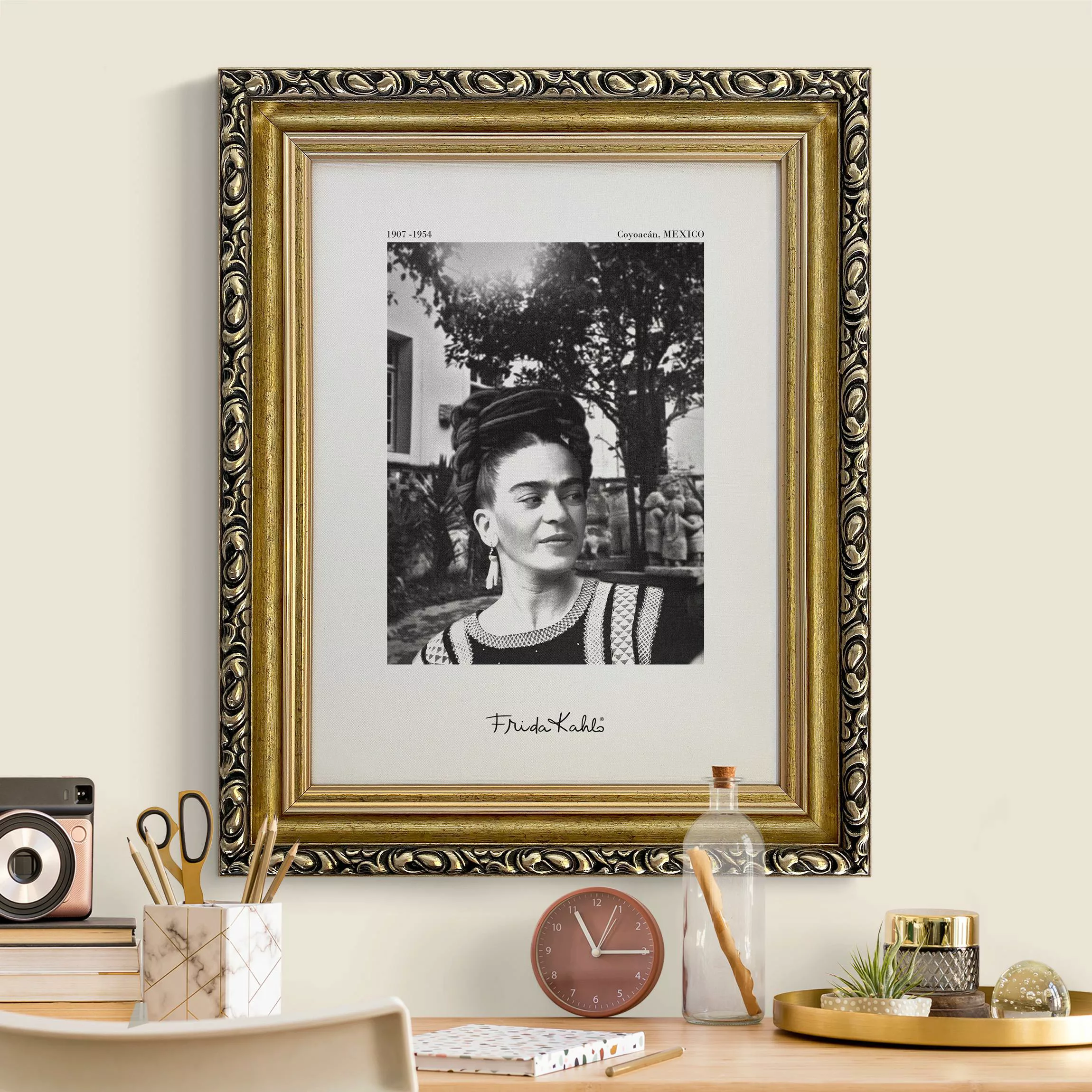 Gerahmtes Leinwandbild Frida Kahlo Foto Portrait im Garten günstig online kaufen