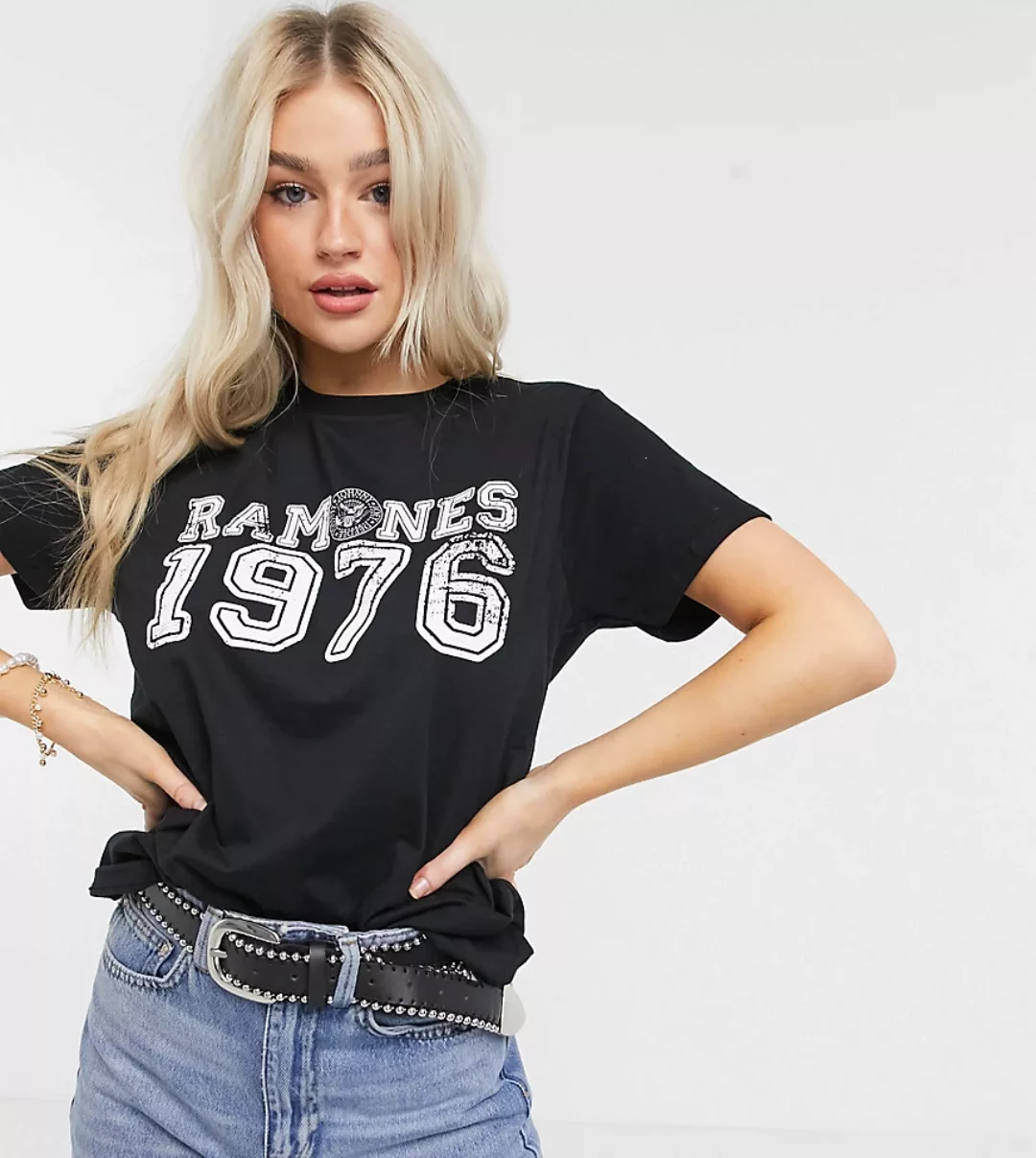ASOS DESIGN Petite – T-Shirt mit Ramones -Bandprint in Schwarz günstig online kaufen