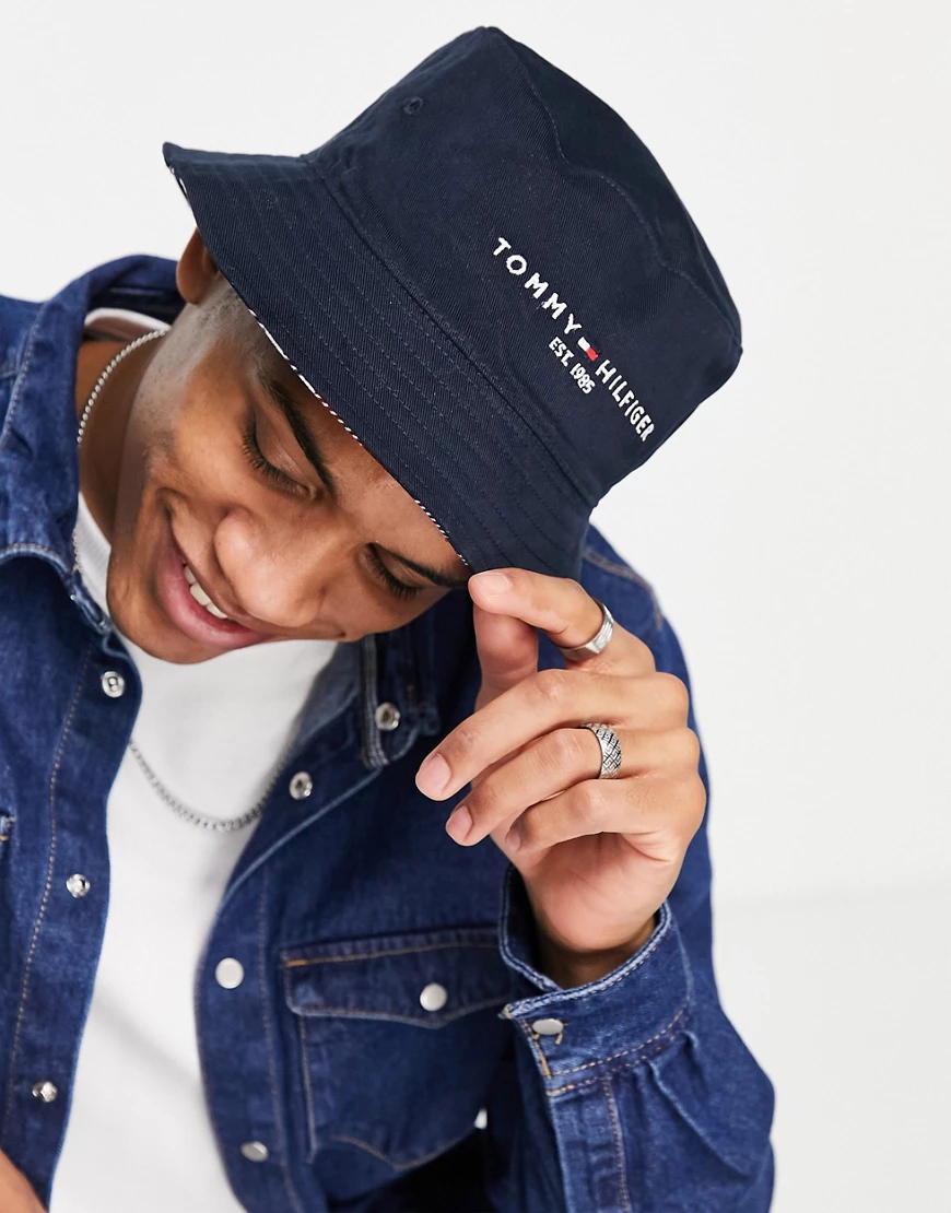 Tommy Hilfiger – Established – Wendbarer Anglerhut mit Logo in Bunt günstig online kaufen