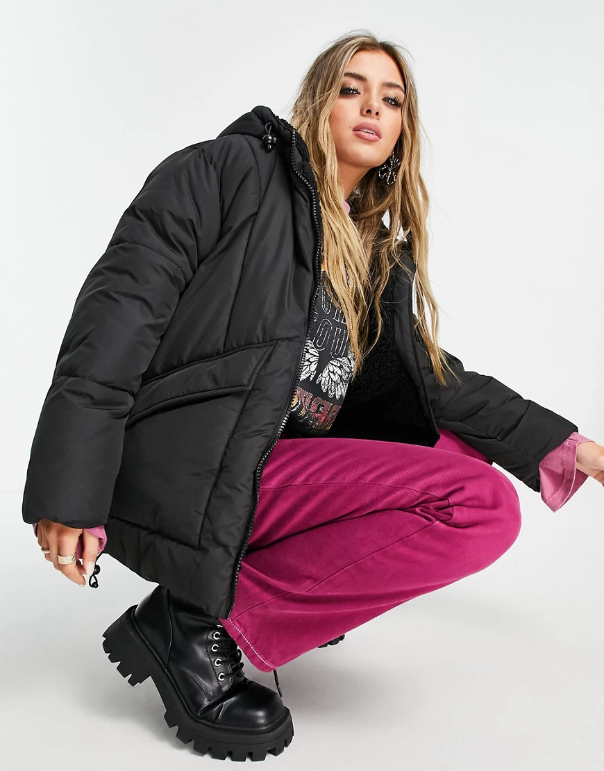 Topshop – Mittellange Pufferjacke in Schwarz mit Kapuze mit Teddyfutter günstig online kaufen