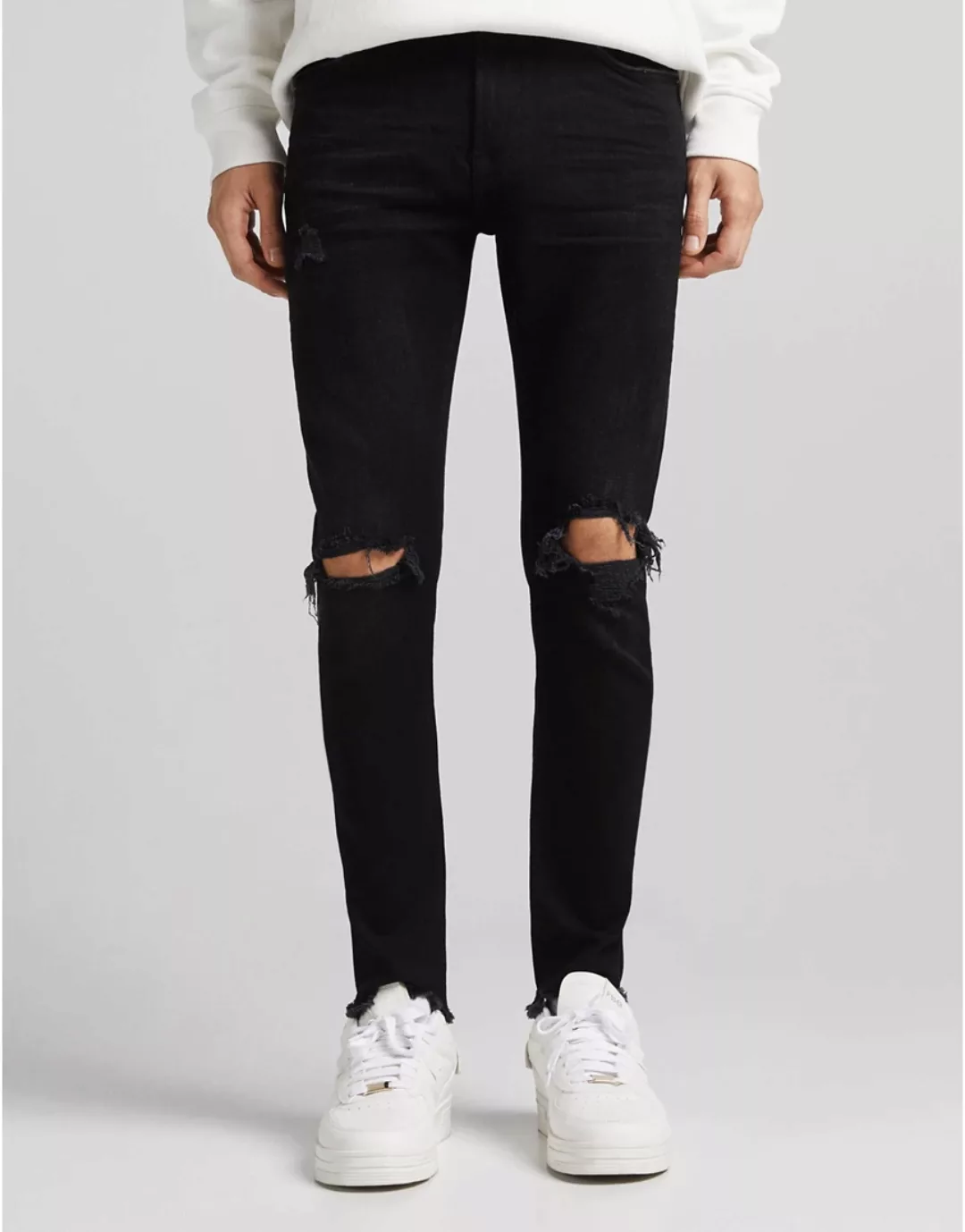 Bershka – Extrem enge, schwarze Jeans mit Rissen günstig online kaufen