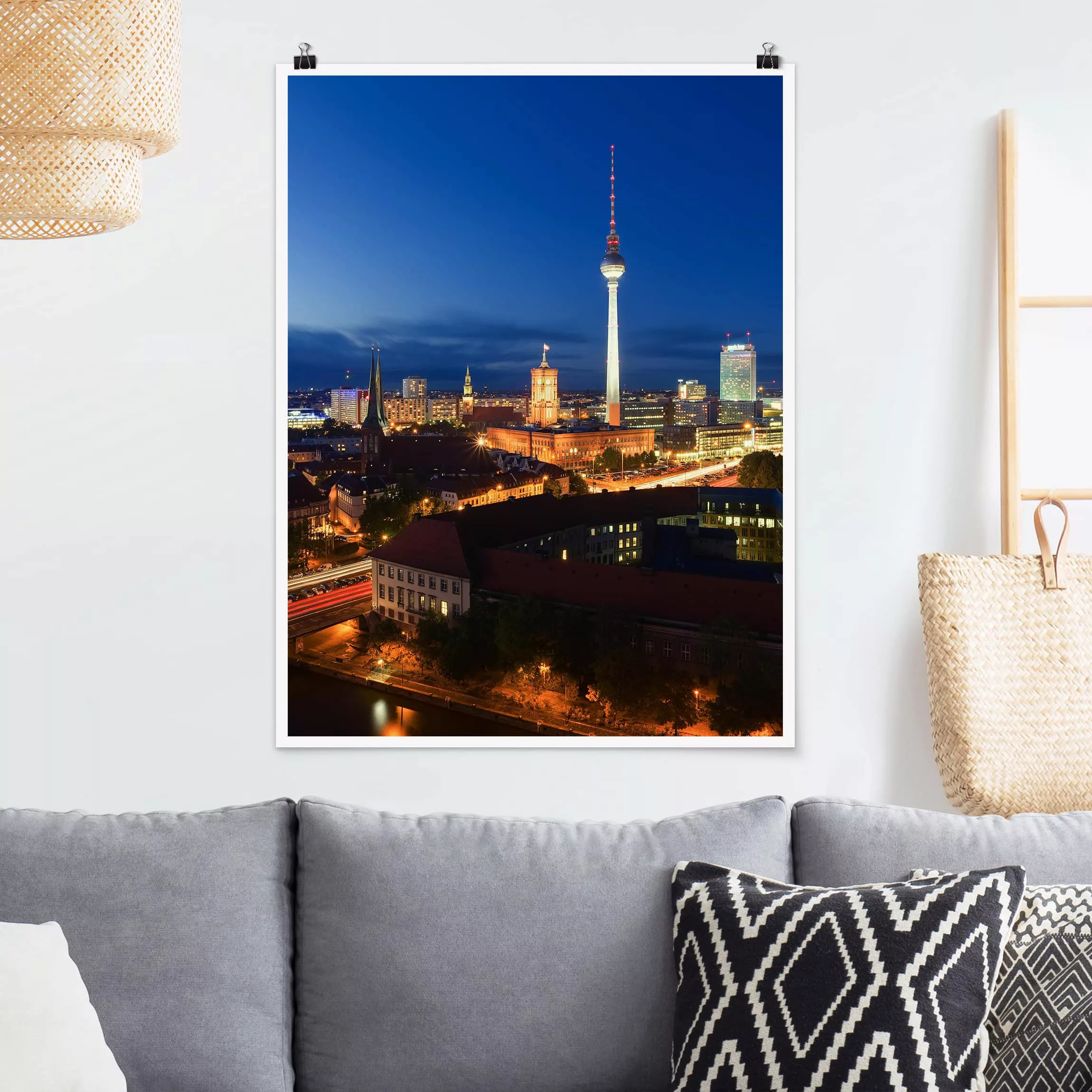 Poster Architektur & Skyline - Hochformat Fernsehturm bei Nacht günstig online kaufen
