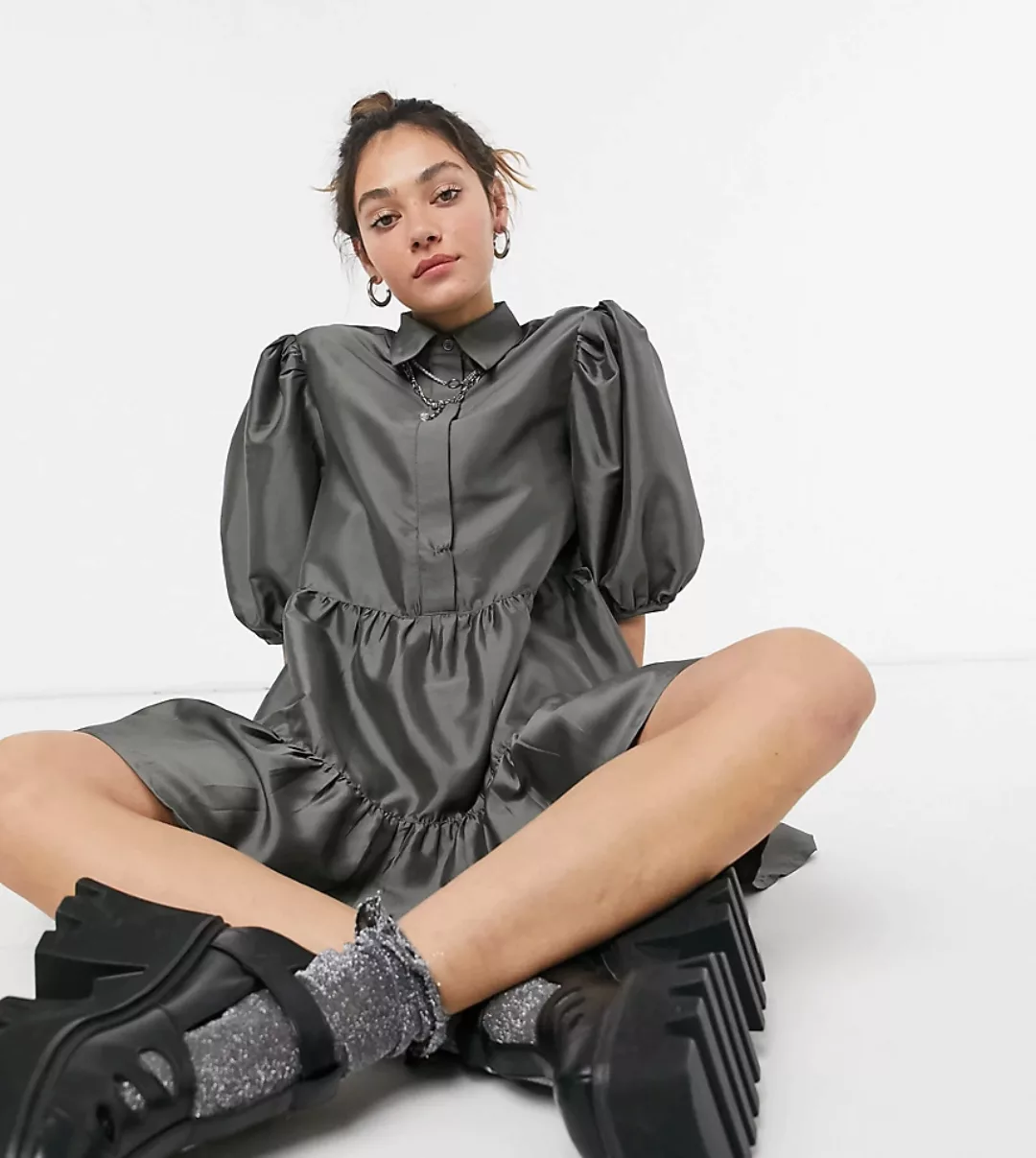 COLLUSION – Gestuftes Hängerkleid aus Taft in Grau-Grün günstig online kaufen