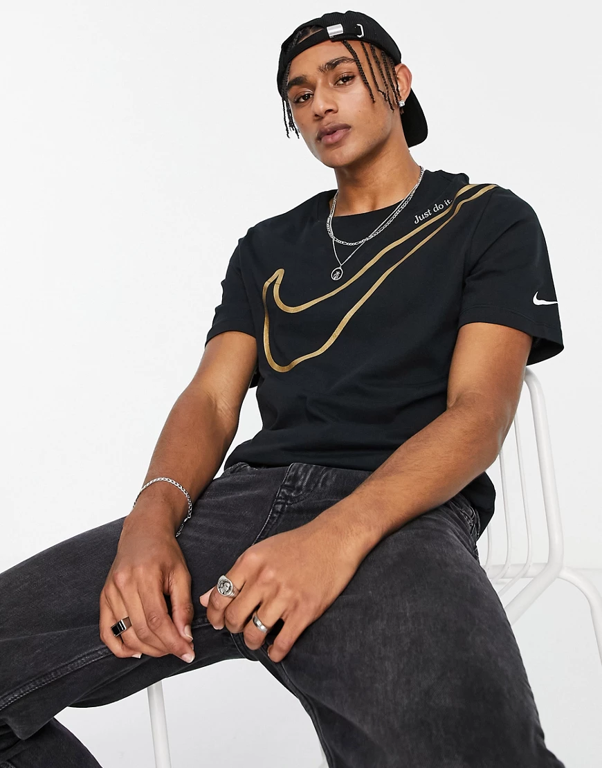 Nike – T-Shirt in Schwarz und Gold mit großem Logo günstig online kaufen