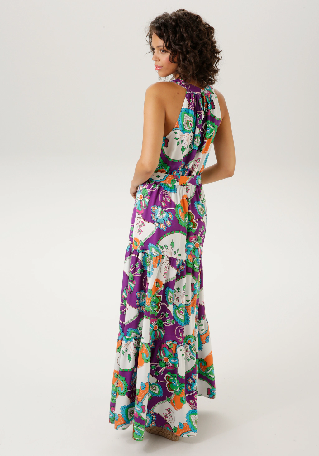 Aniston CASUAL Sommerkleid, (mit Bindegürtel), mit fantasievollem Blumendru günstig online kaufen