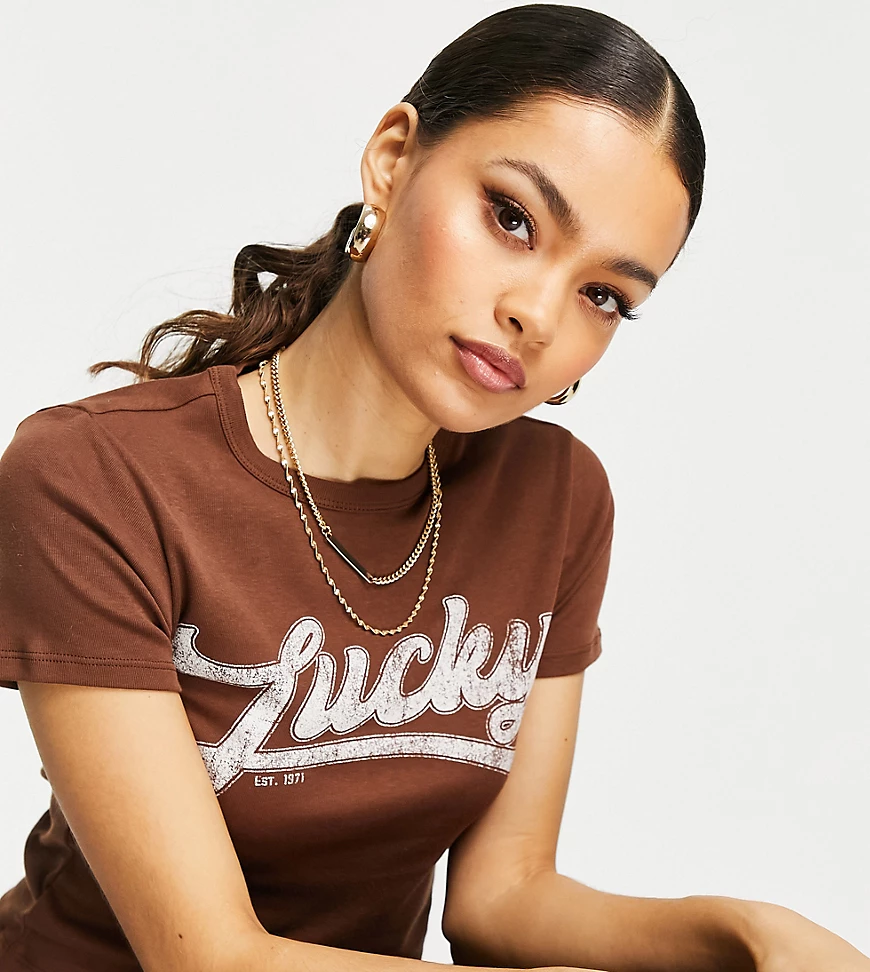 Topshop Petite – Knapp geschnittenes T-Shirt in Braun mit „Lucky“-Print günstig online kaufen