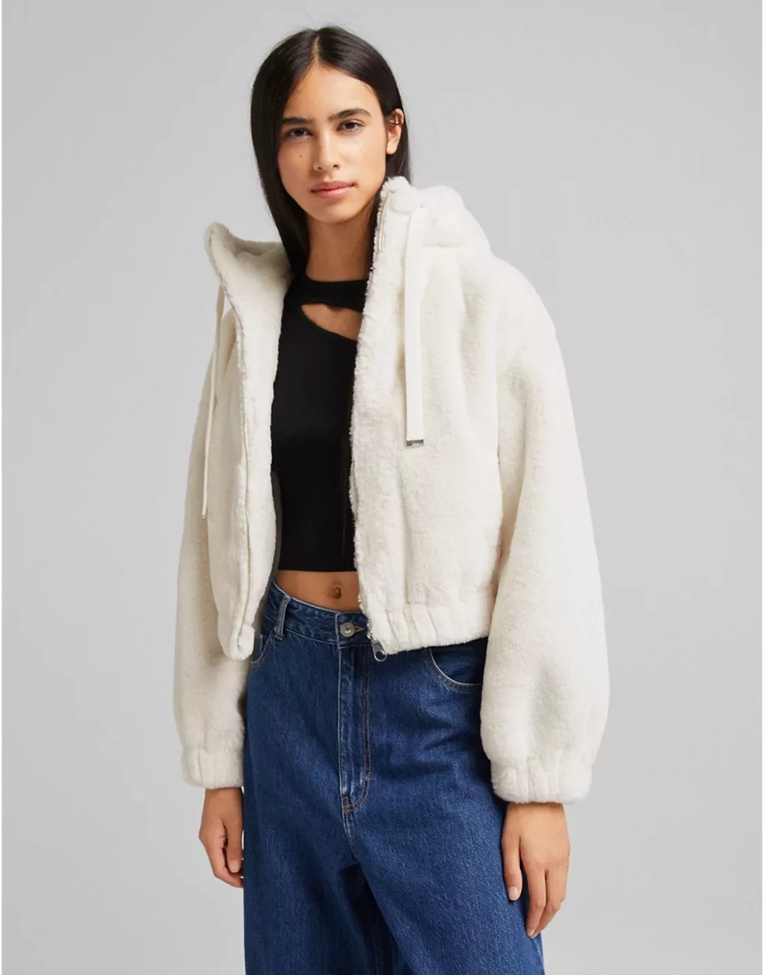 Bershka – Kunstpelz-Jacke mit Kapuze in Weiß günstig online kaufen